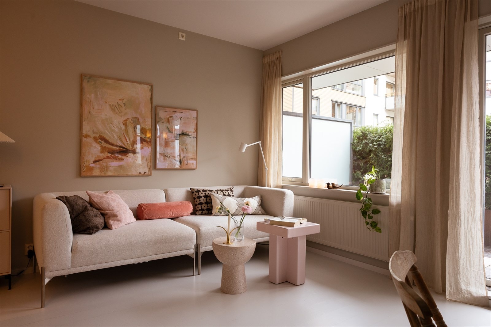 Stuen har naturlige soner for både sofagruppe og spiseplass Galleribilde