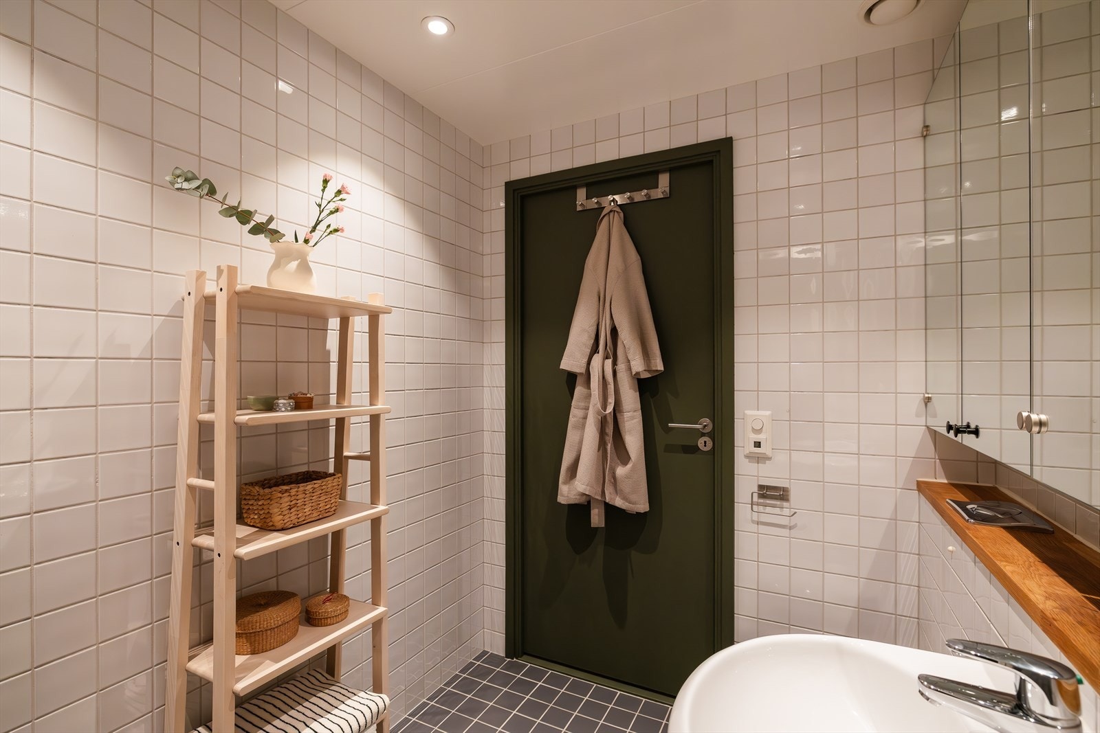 Rommet har balansert ventilasjon, himling med lakkerte stålplater og innfelte downlights Galleribilde