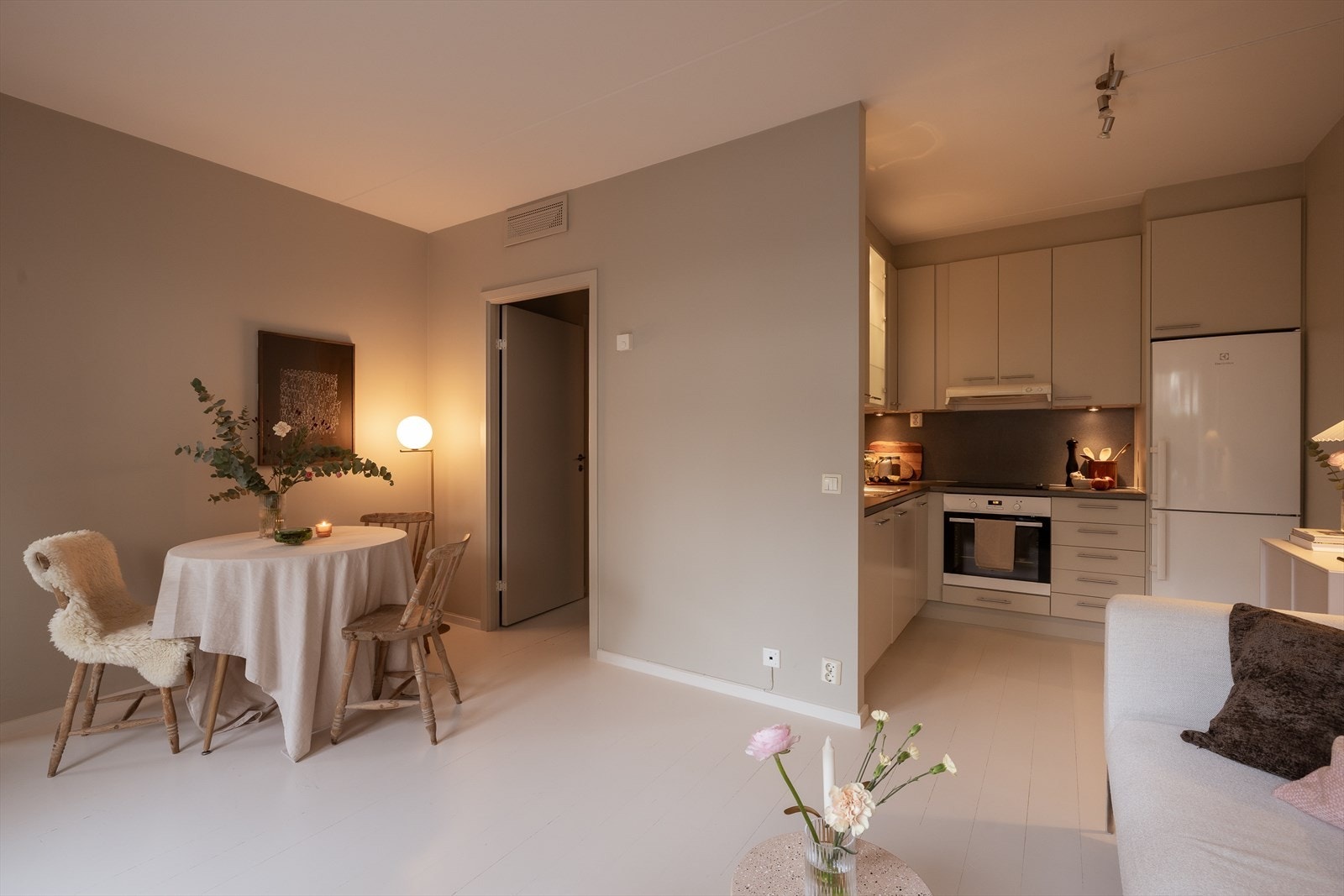 Kjøkkenet er plassert i delvis åpen løsning mot stuen - skjermet men samtidig sosialt Galleribilde