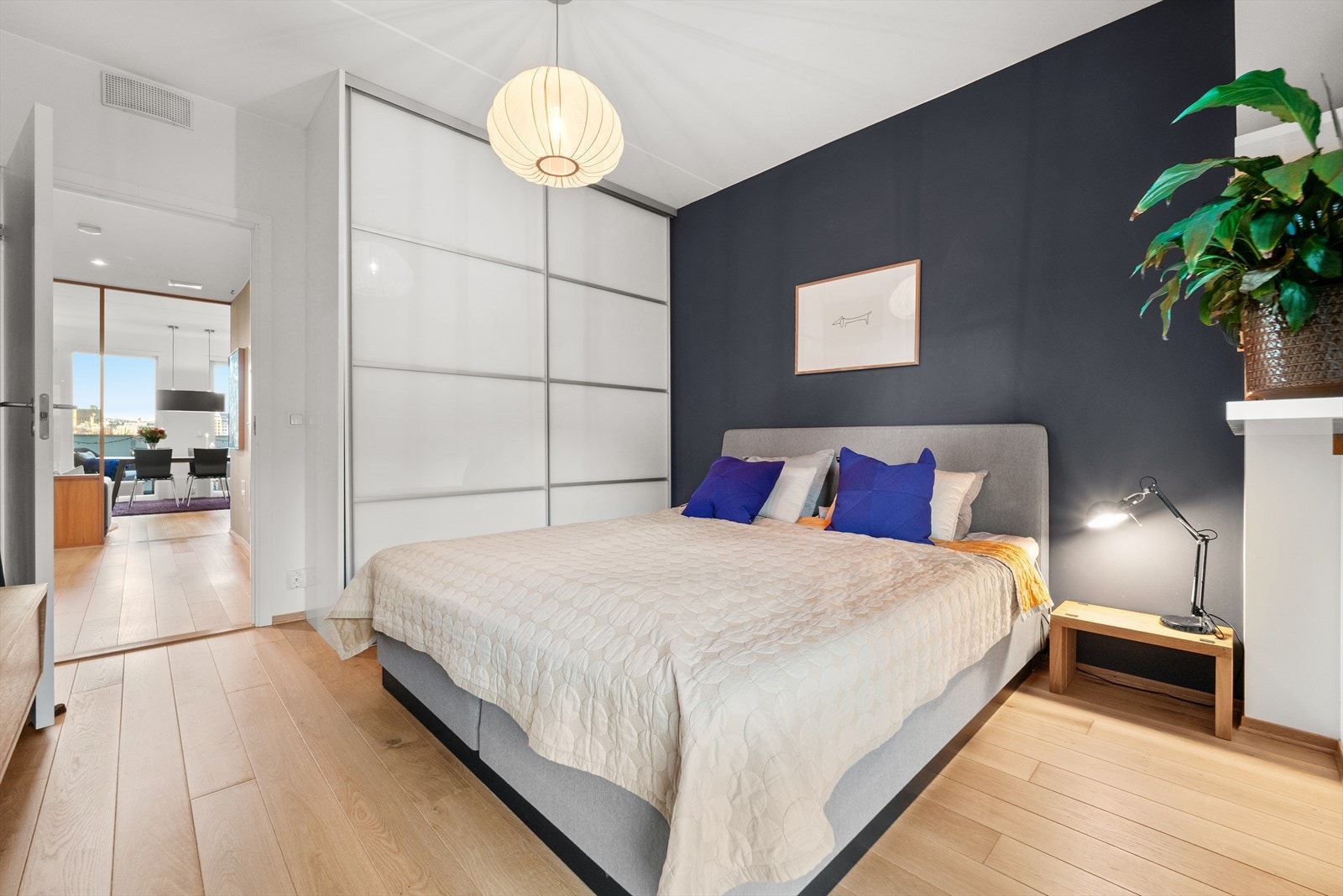 Her er det montert en stor og praktisk skyvedørsgarderobe. Galleribilde