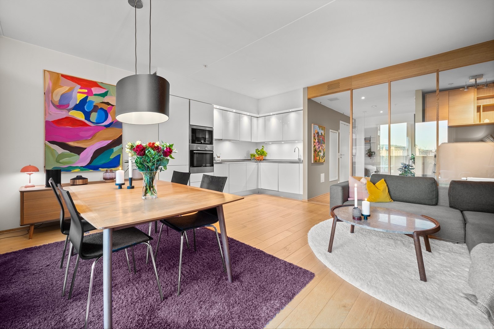 Hjørnebeliggenheten sørger for godt med naturlig lys fra flere vindusflater. Galleribilde