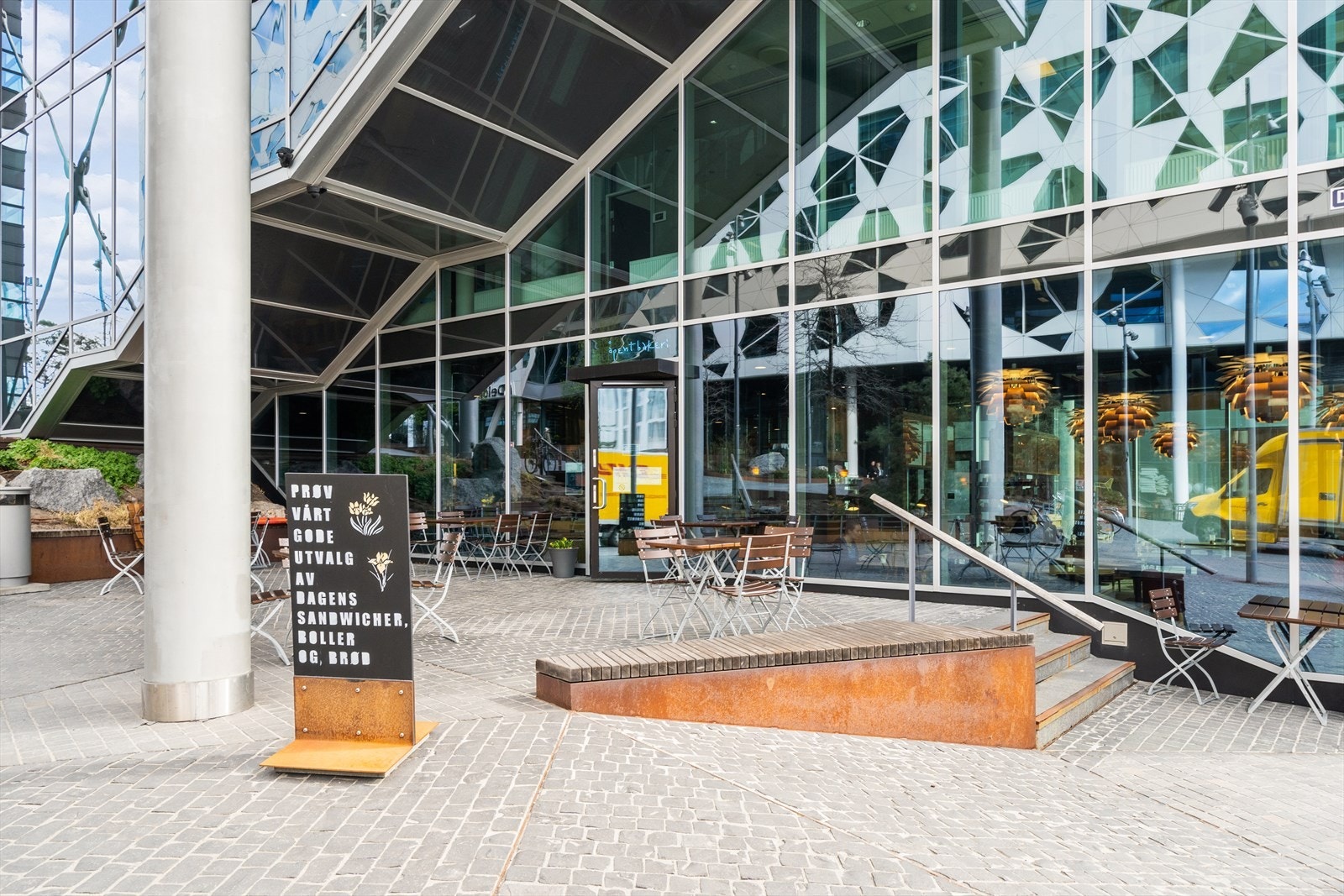 Området har et rikt utvalg av kafeer, bakerier, restauranter og barer gir området en hyggelig og sosial atmosfære hele året. Galleribilde