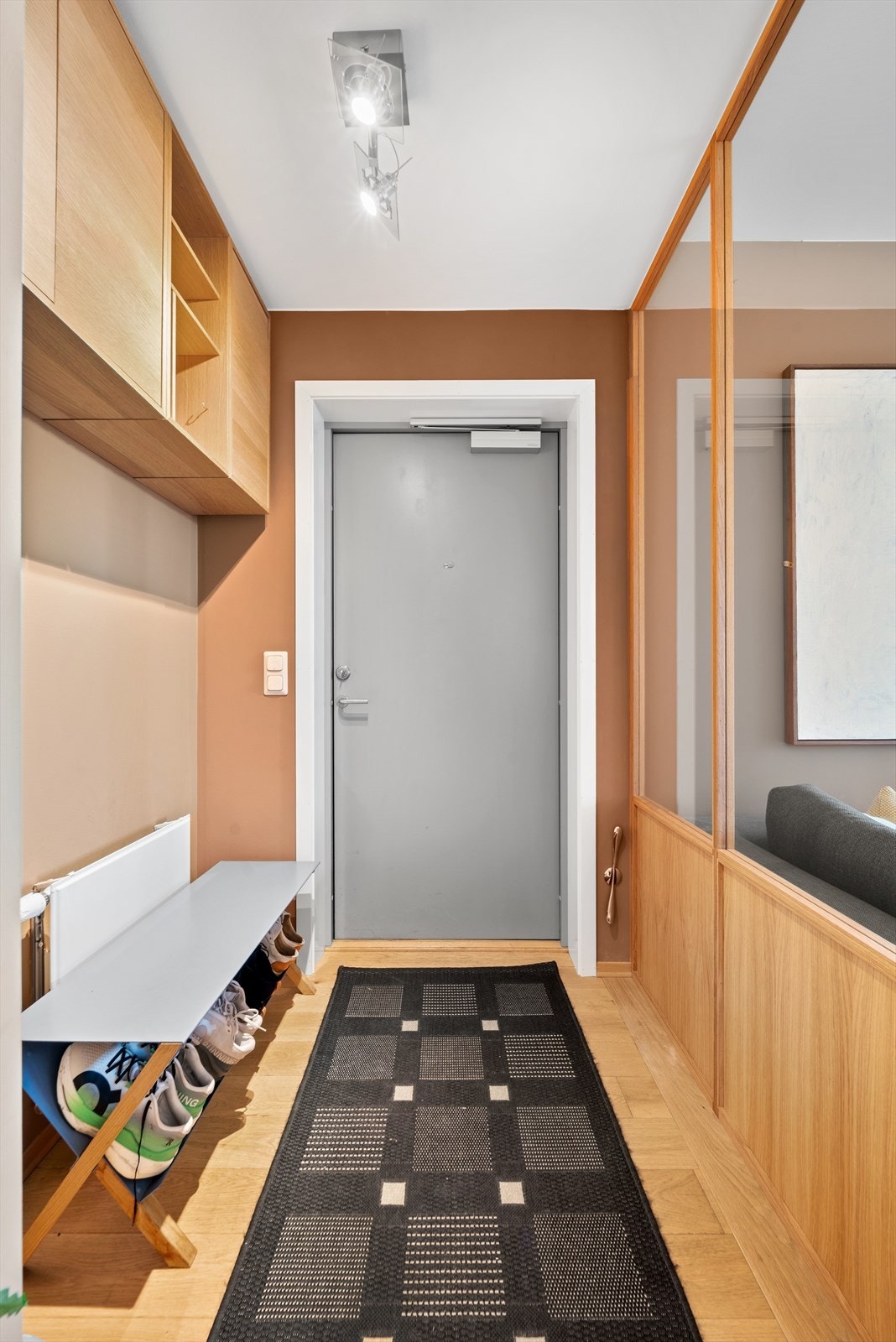 Innbydende entré med god plass til knaggrekke og skoskap. Galleribilde