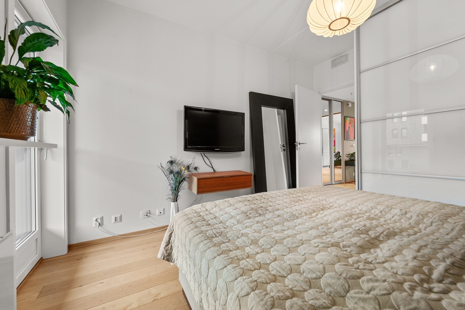 Store vindusflater fra gulv til tak gir rikelig med naturlig lys og en behagelig atmosfære. Galleribilde