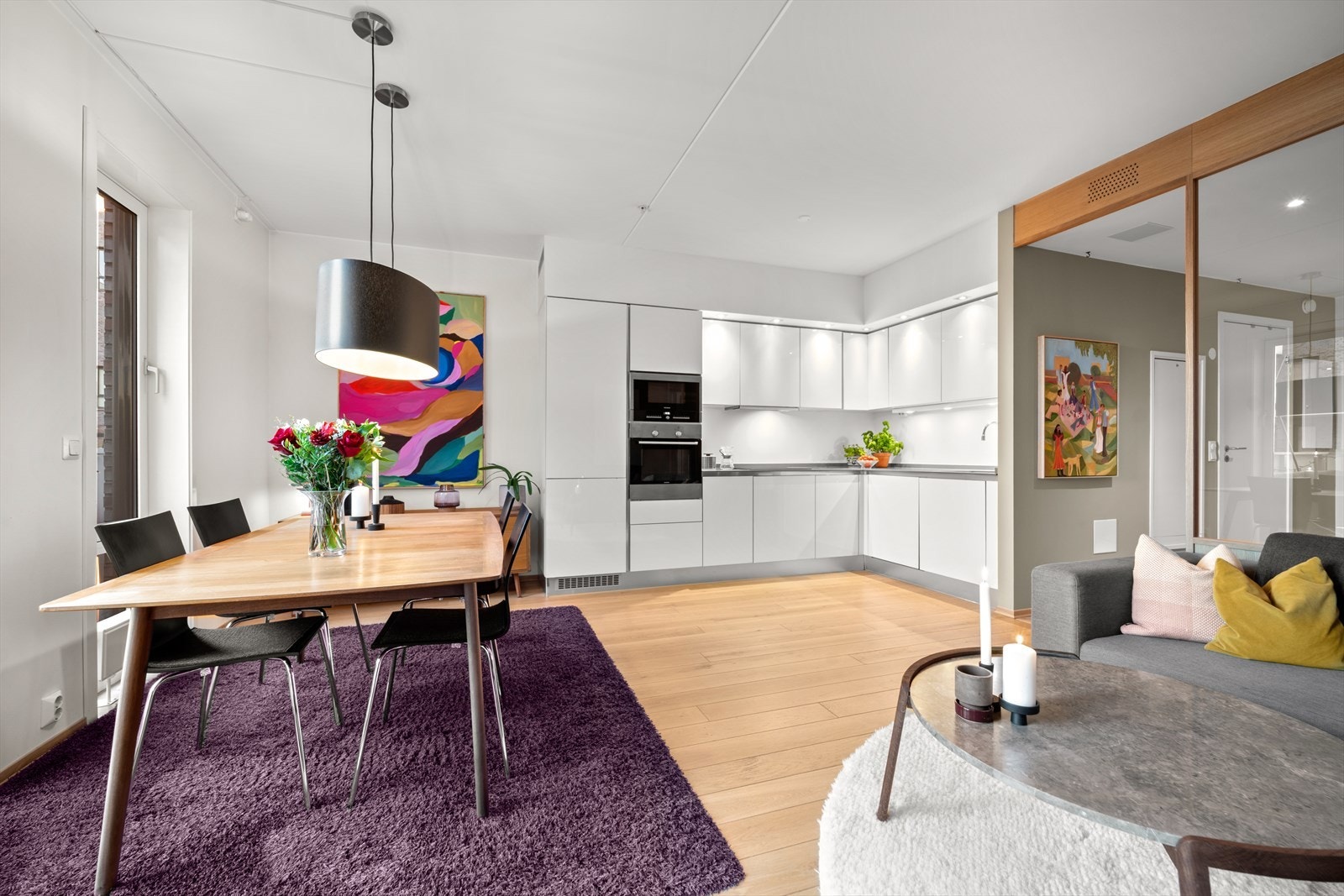 Planløsningen er lett å møblere med tydelige soner for både sofagruppe og spiseplass. Galleribilde