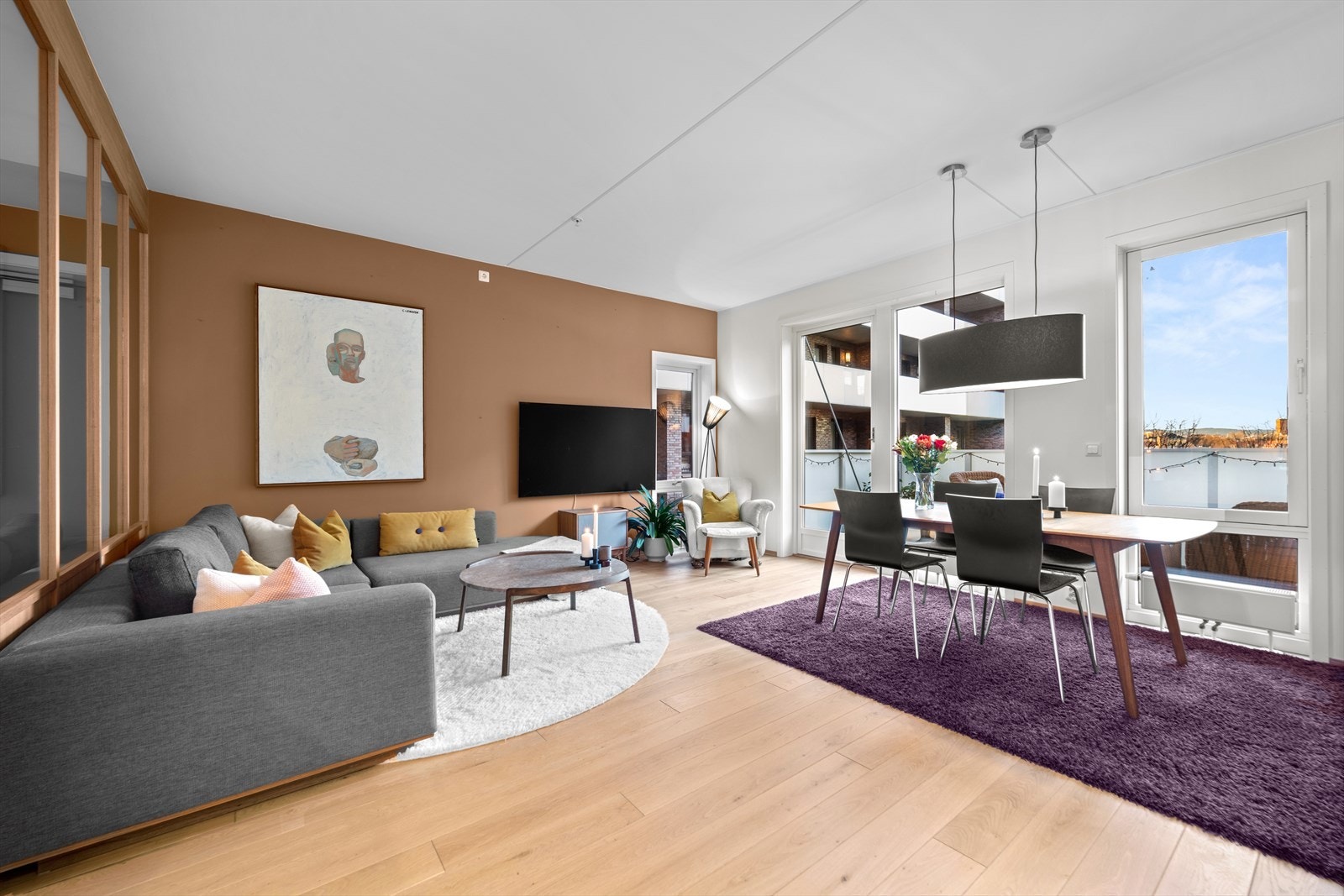 Lys og gjennomgående 3-roms med svært god planløsning. Galleribilde