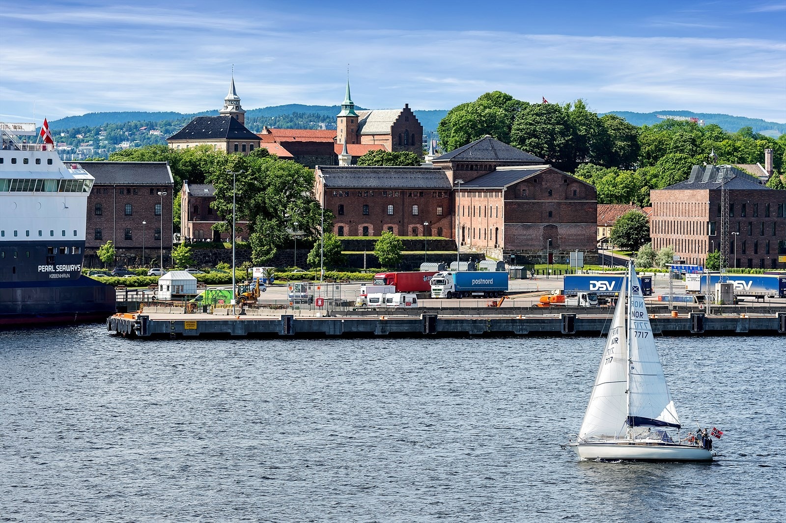 Sørenga har et yrende sommerliv med sol, bading og uteservering - en ettertraktet beliggenhet ved fjorden. Galleribilde