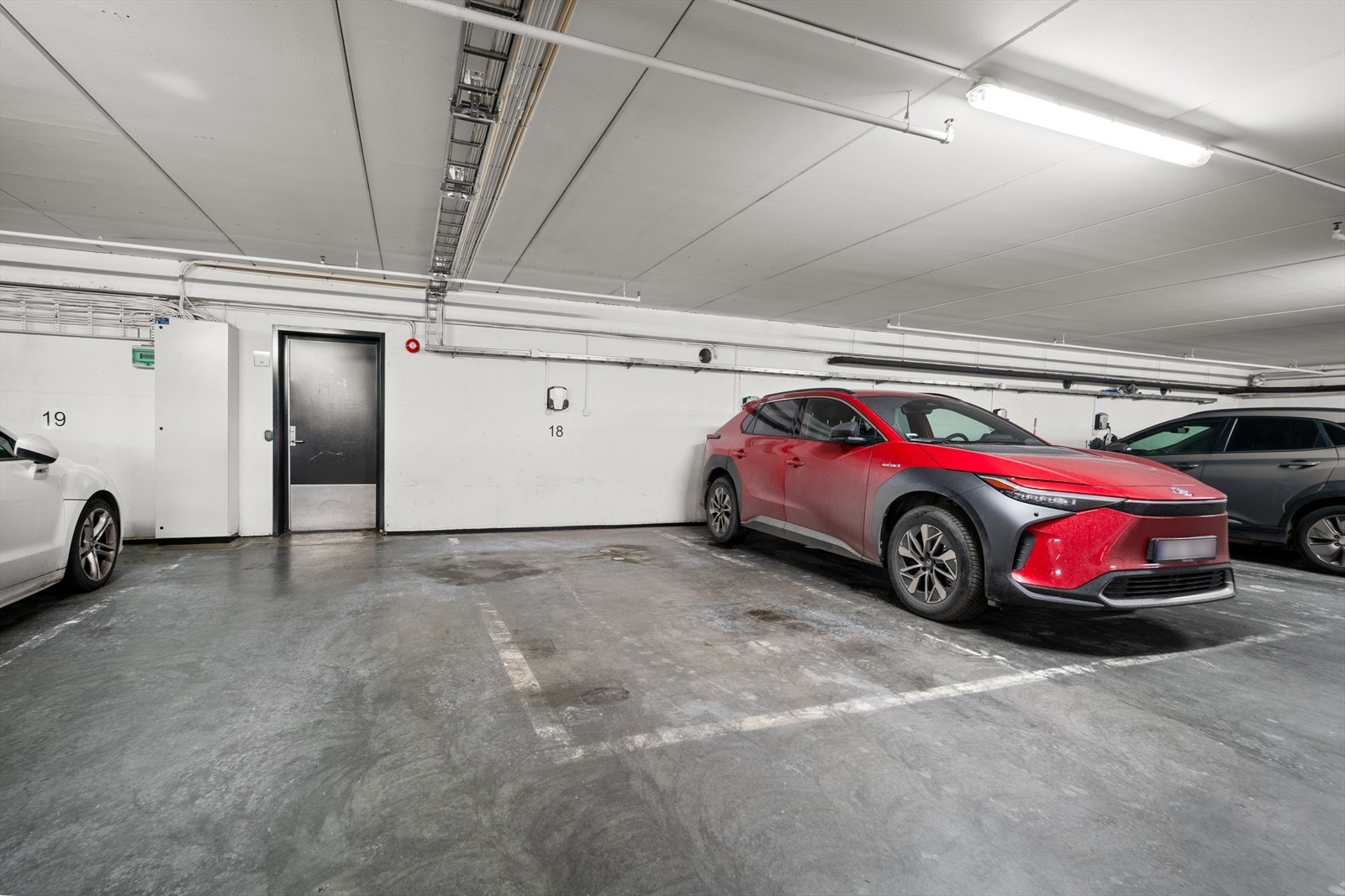 Det medfølger parkeringsplass i felles garasjekjeller. Plassen ligger ytterst i rekken, med fri passasje på én side, noe som gir enklere inn- og utkjøring samt bedre plass rundt bilen. Galleribilde