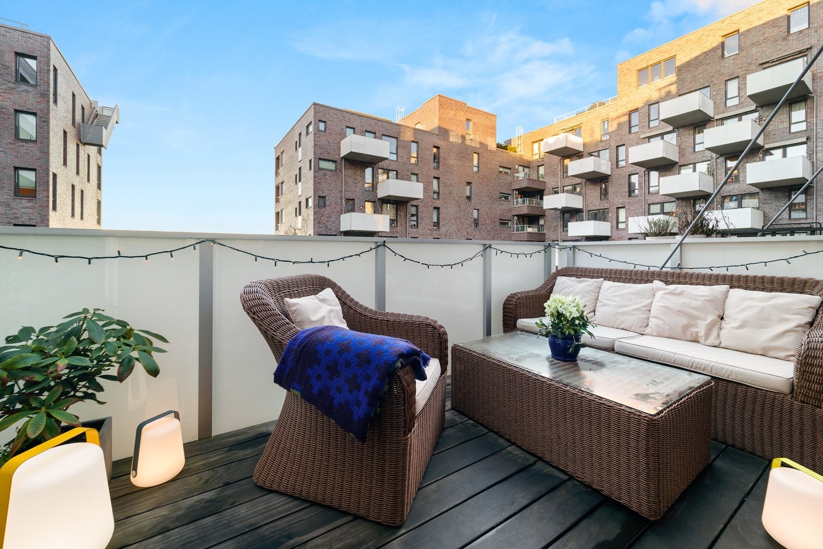 Balkongen er belagt med trespalter og fungerer som en naturlig forlengelse av boligen i sommerhalvåret. Galleribilde