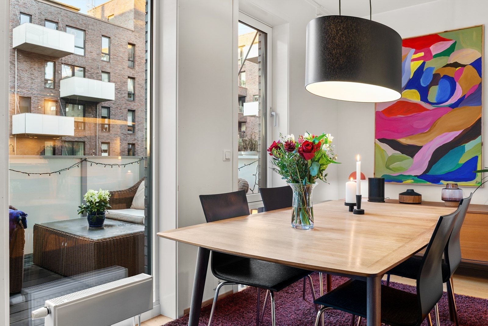 Hyggelig spisested med fin utsikt mot fjorden. Her bor man rolig og tilbaketrukket til. Galleribilde