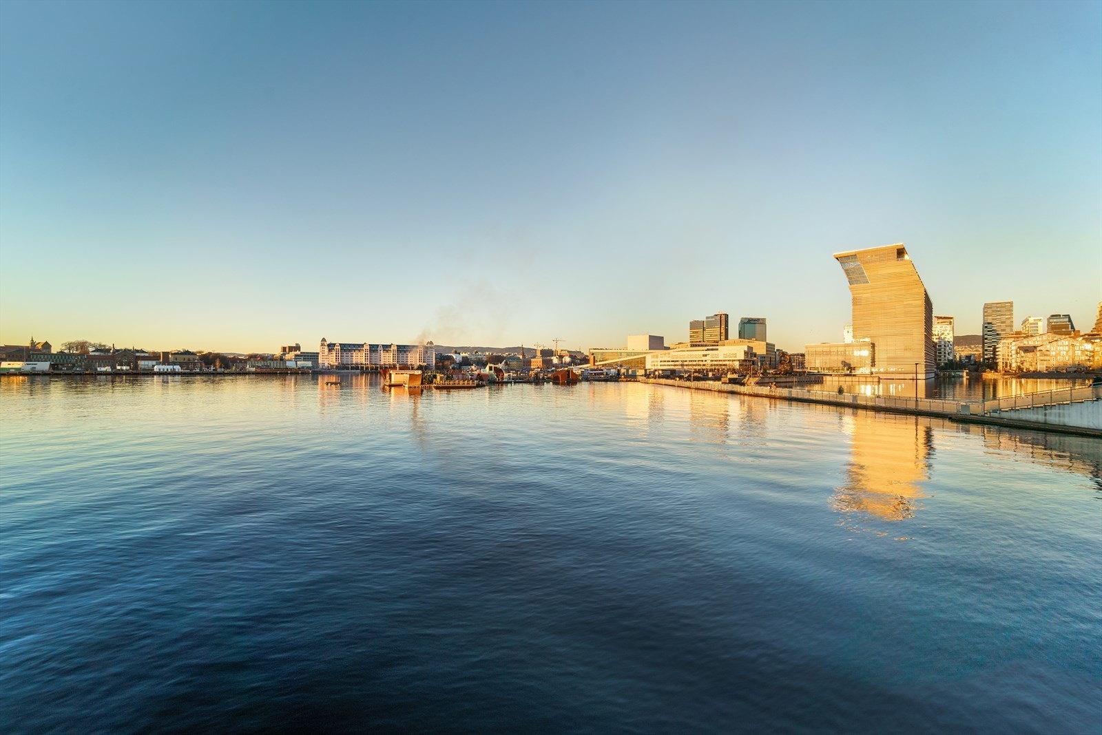 Sørenga er et av Oslos mest attraktive og populære fjordområder, kjent for sin unike beliggenhet helt i vannkanten. Galleribilde