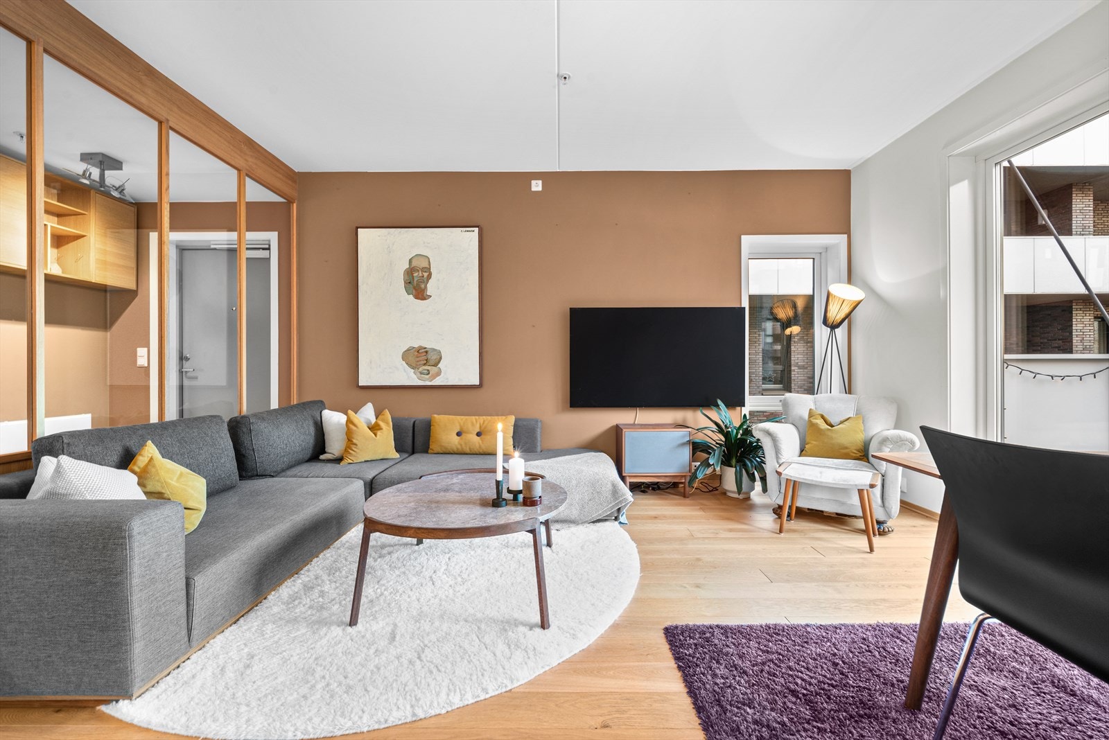 Det er satt opp en glassvegg mellom gang og stue. Galleribilde