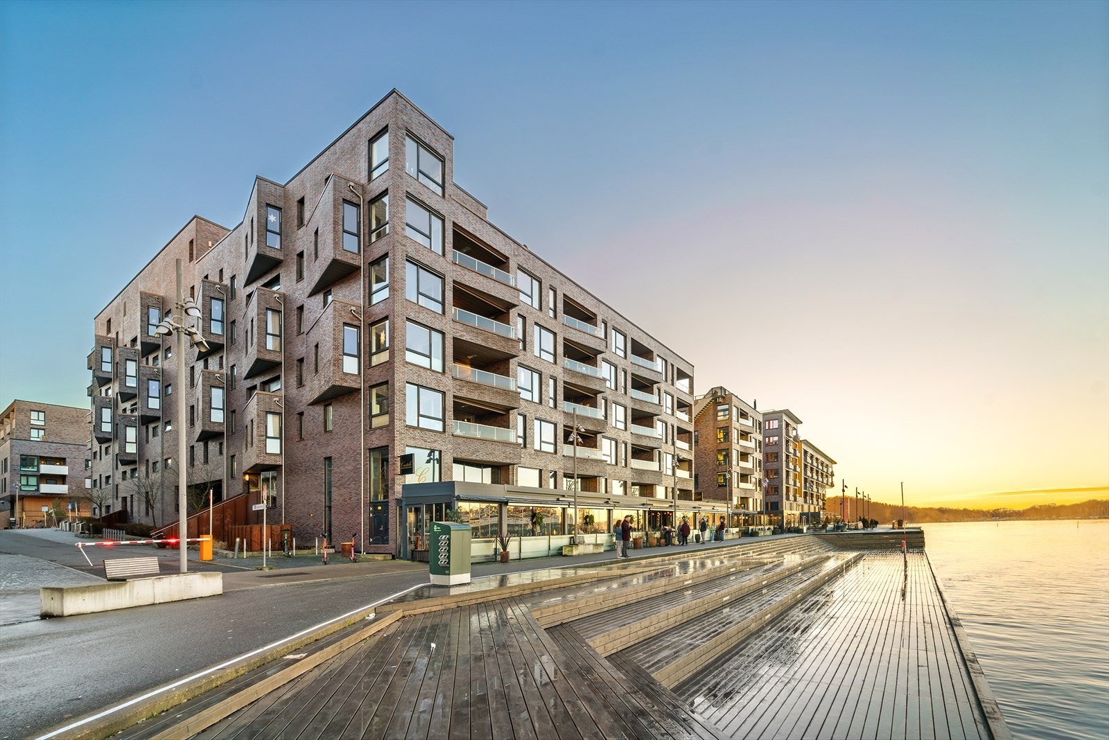 Sørengkaia 119 har en svært attraktiv og sjønær beliggenhet helt ute i den moderne Fjordbyen, omgitt av sjø på tre sider og med kort vei til både parker, havnepromenade og byens mest populære kulturtilbud. Galleribilde