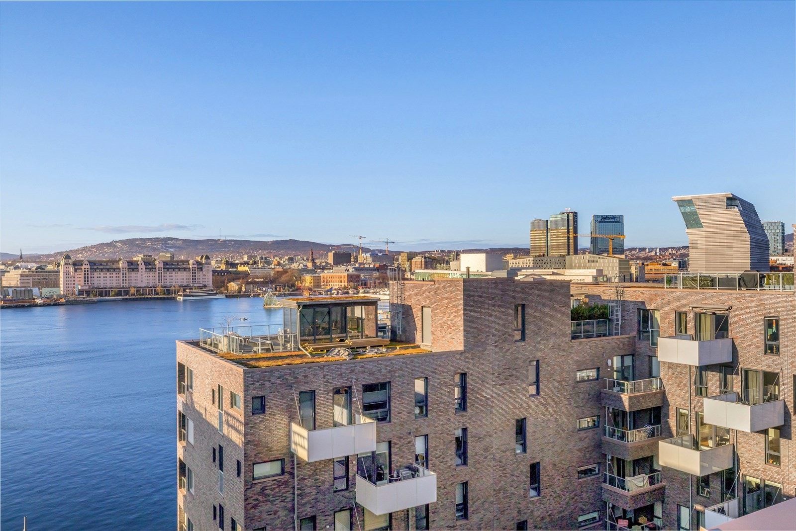 Herlig utsikt over by og fjord, med sol hele dagen. Galleribilde