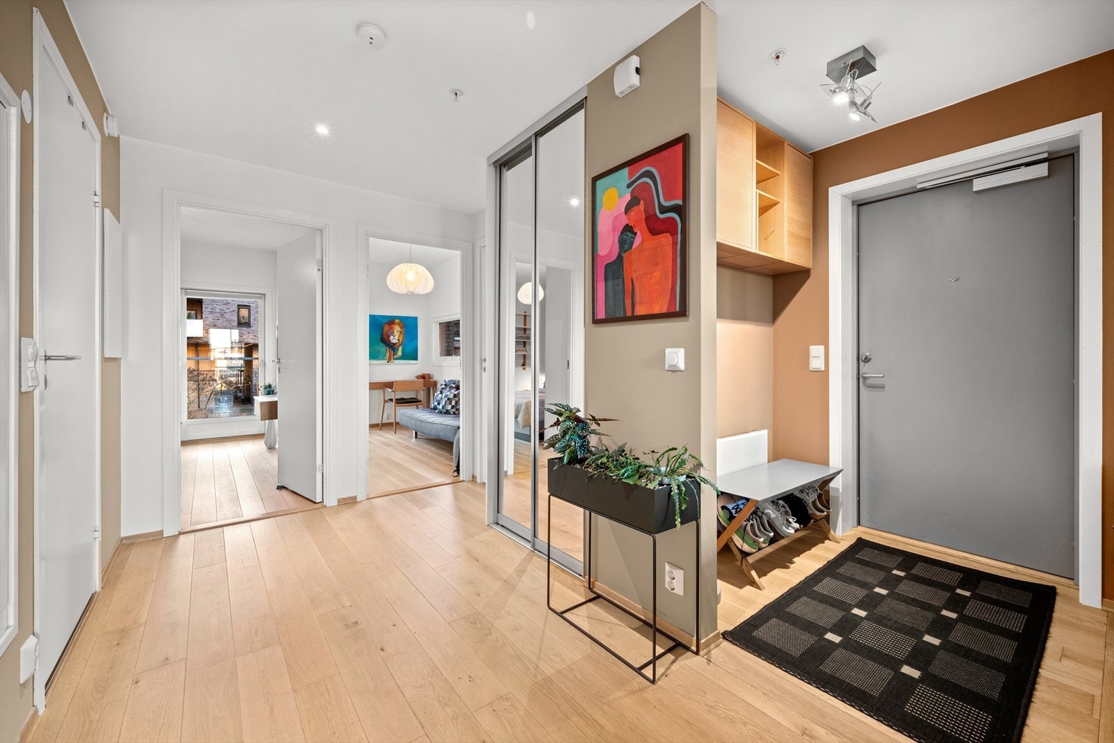 Videre åpner boligen seg opp i en romslig og luftig hall med praktisk, innebygget garderobeløsning og skap.
Her er det rikelig med oppbevaringsplass for yttertøy og sko - lett tilgjengelig, men pent skjult fra synsfeltet. Galleribilde