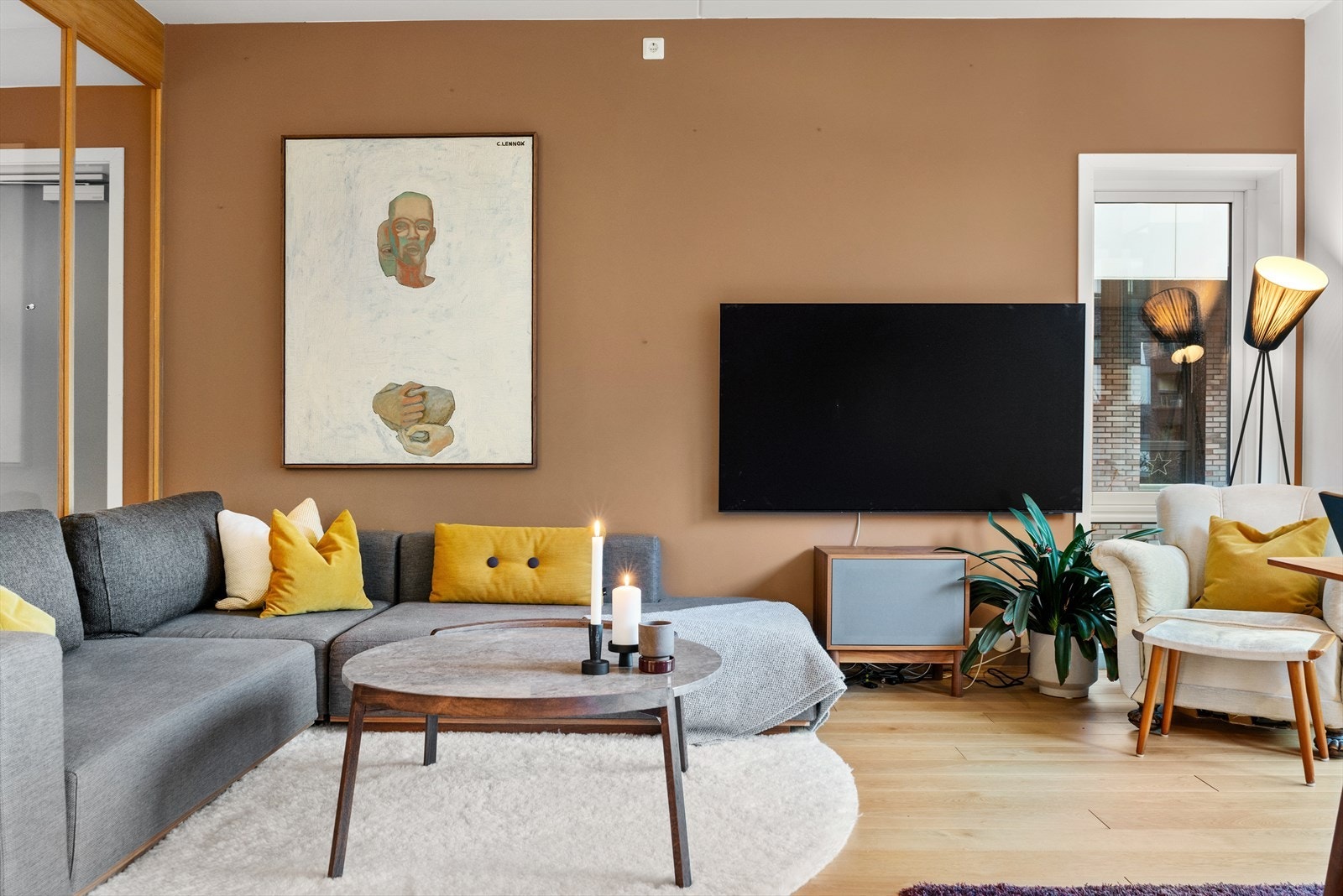 Det er gjennomgående eikeparkett på gulv og boligen varmes opp via fjernvarme. Galleribilde