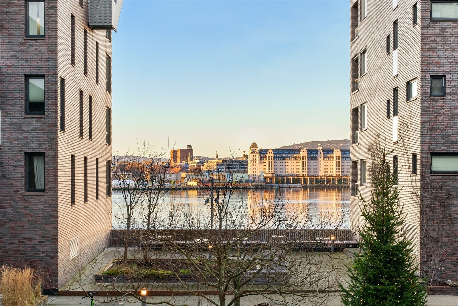 Boligen har nydelig utsikt mot havnebassenget, Holmenkollen og Havnelageret fra leiligheten. Galleribilde
