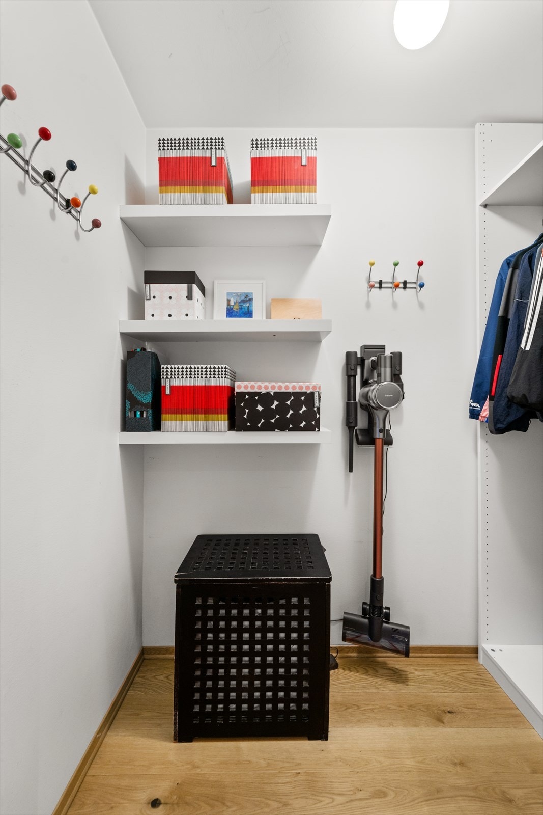 Romslig innvendig bod/garderobe i hallen. Galleribilde