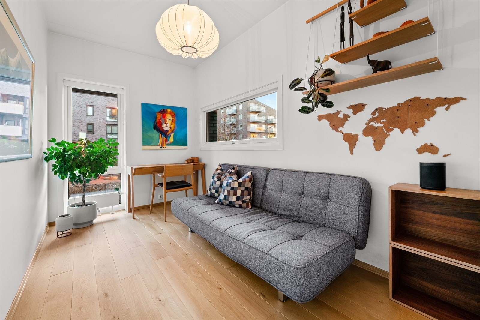 Soverom nummer to benyttes i dag som kontor med sovesofa. Galleribilde