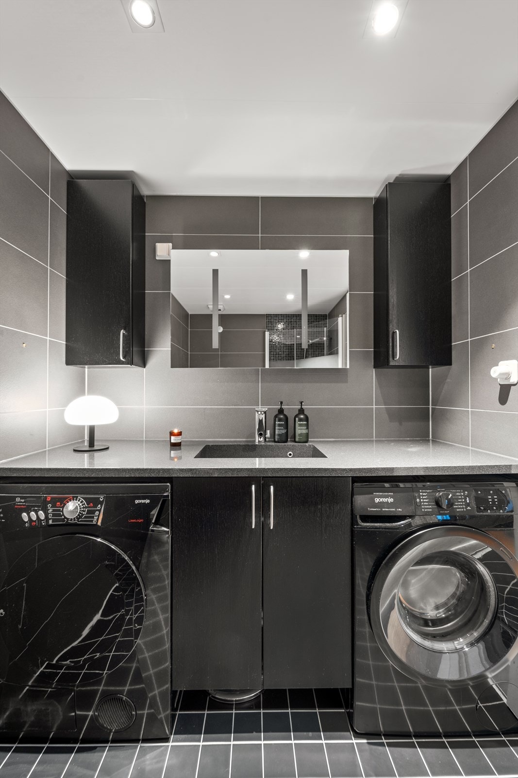 Badet er innredet med heldekkende servant i kompositt på underskap, speil med integrert belysning, vegghengt toalett og dusj med dusjvegger i herdet glass. Galleribilde