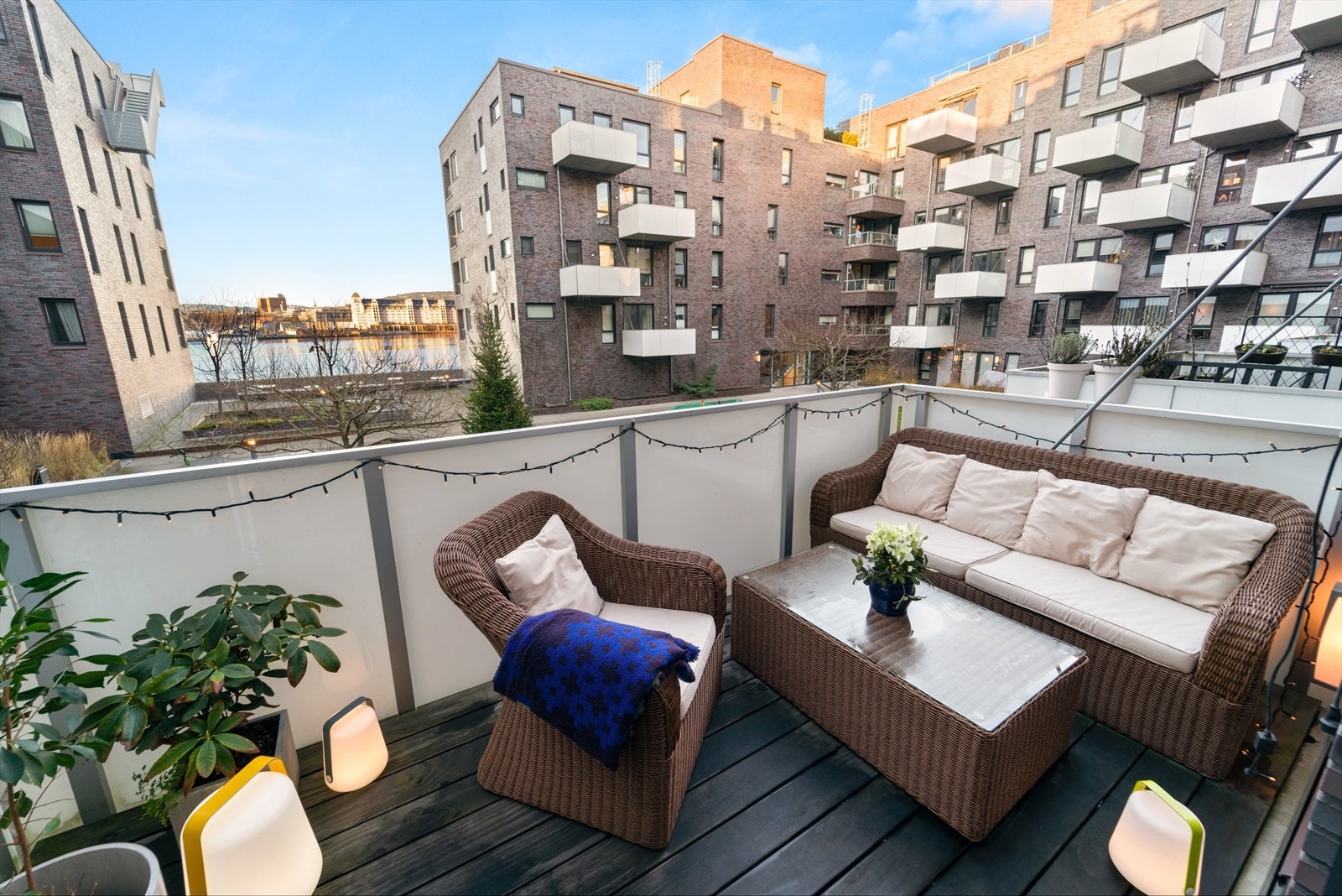 Fra stuen er det utgang til en romslig balkong på ca. 9 kvm. Galleribilde