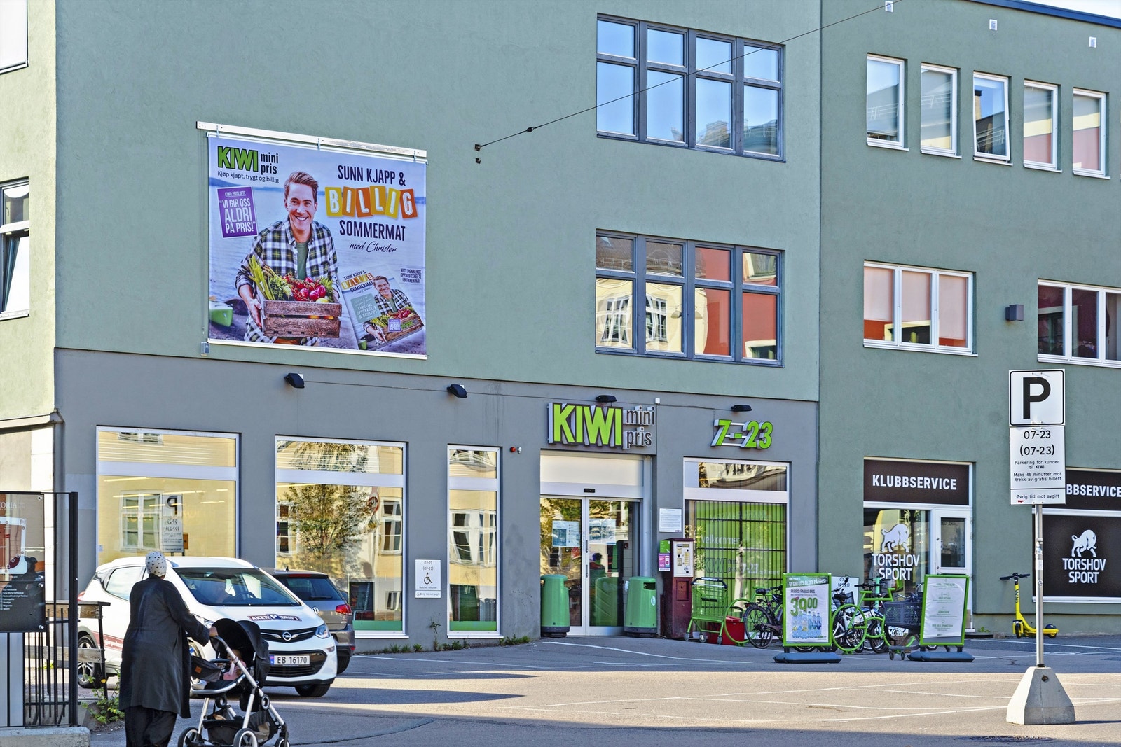 Storhandelen kan du gjøre på Kiwi, også like over gate Galleribilde