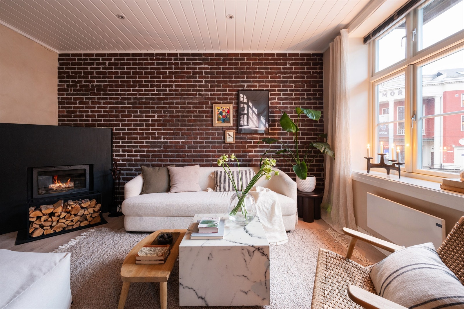 Flott peis i stuen fungerer som et fint møbel i seg selv og gir rommet et herlig og hjemmekoselig preg i tillegg til at den genererer god varme på de kaldere dagene av året Galleribilde