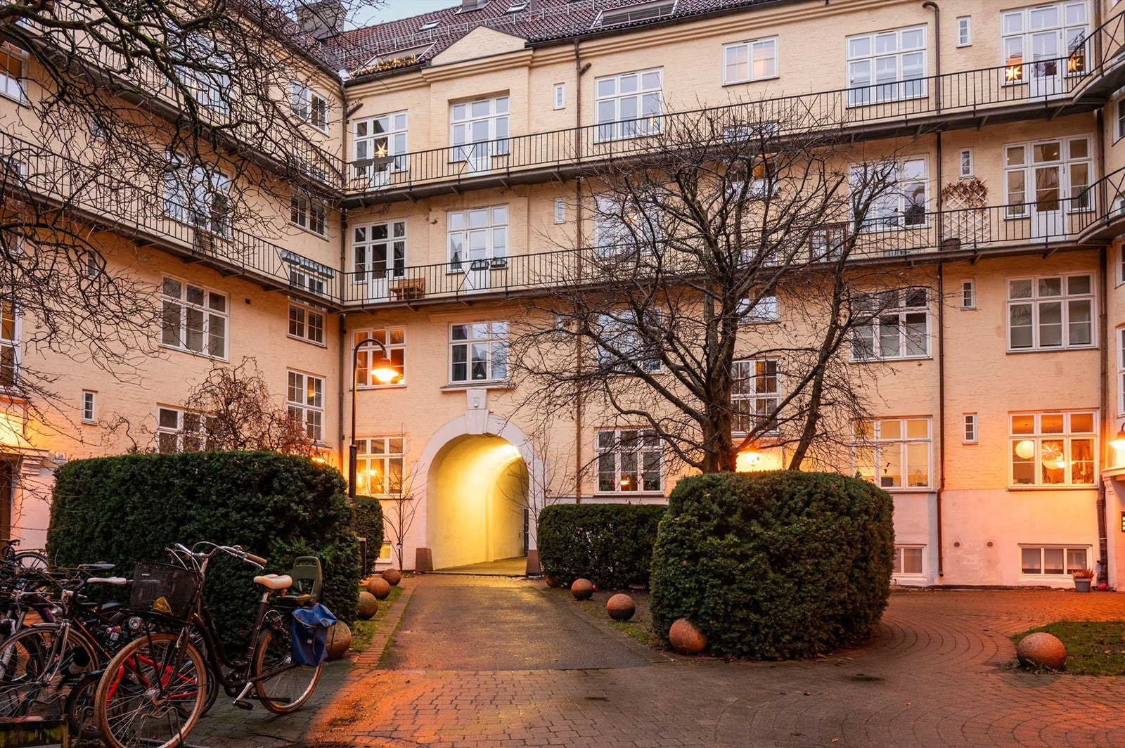 Inngang fra bakgården Galleribilde