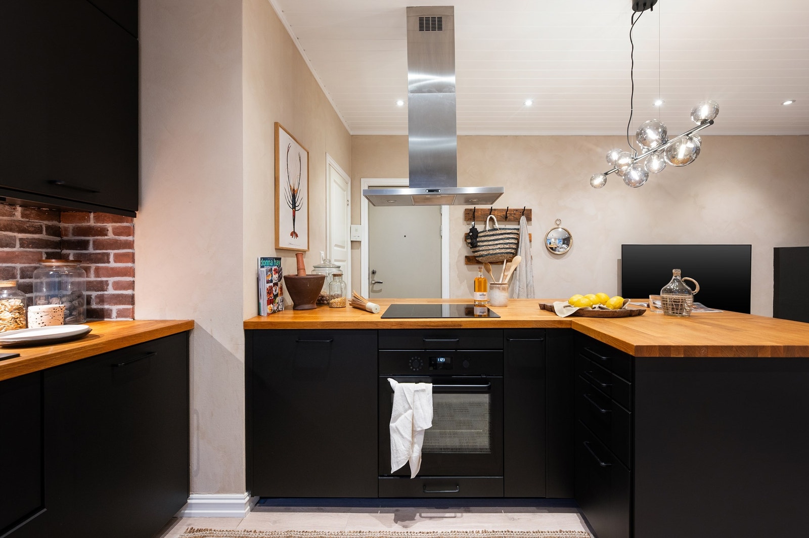 De romslige overflatene sørger for god plass til matlaging, og under er plassen vel utnyttet med mye lagringsplass Galleribilde