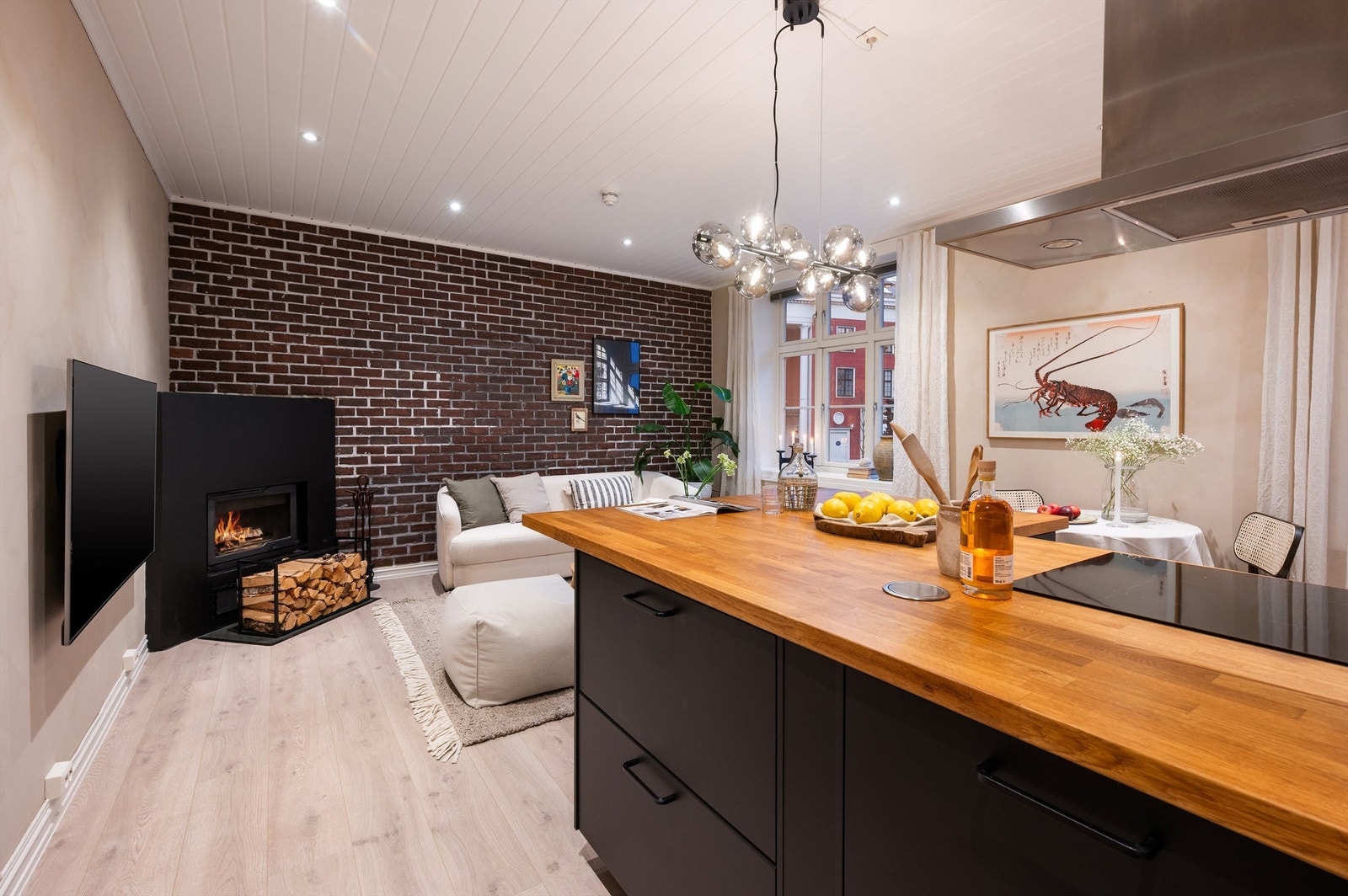 Ved inngangspartiet har du god plass til jakker og sko, samt god lagringsplass i kjøkkeninnredningen Galleribilde