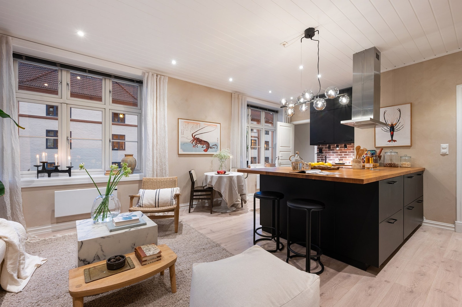 De generøse vindusflatene slipper inn godt med lys og skaper en hyggelig atmosfære når man kokkelerer Galleribilde