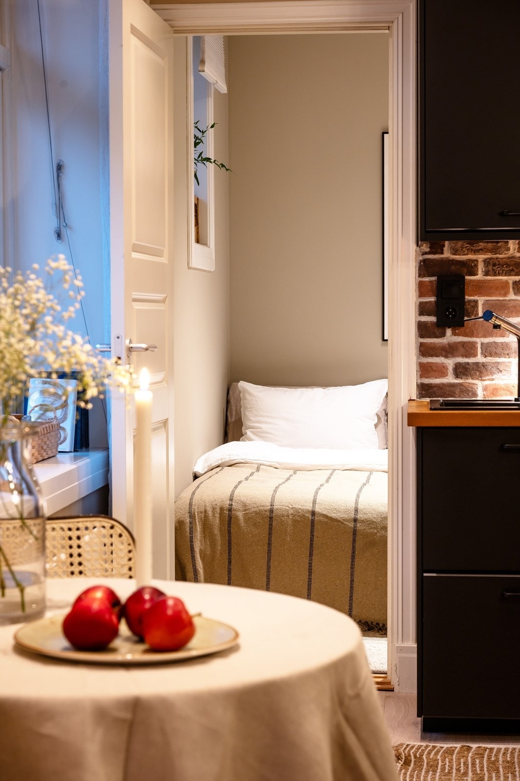 Fra stuen er det vide adkomst til boligens soverom Galleribilde