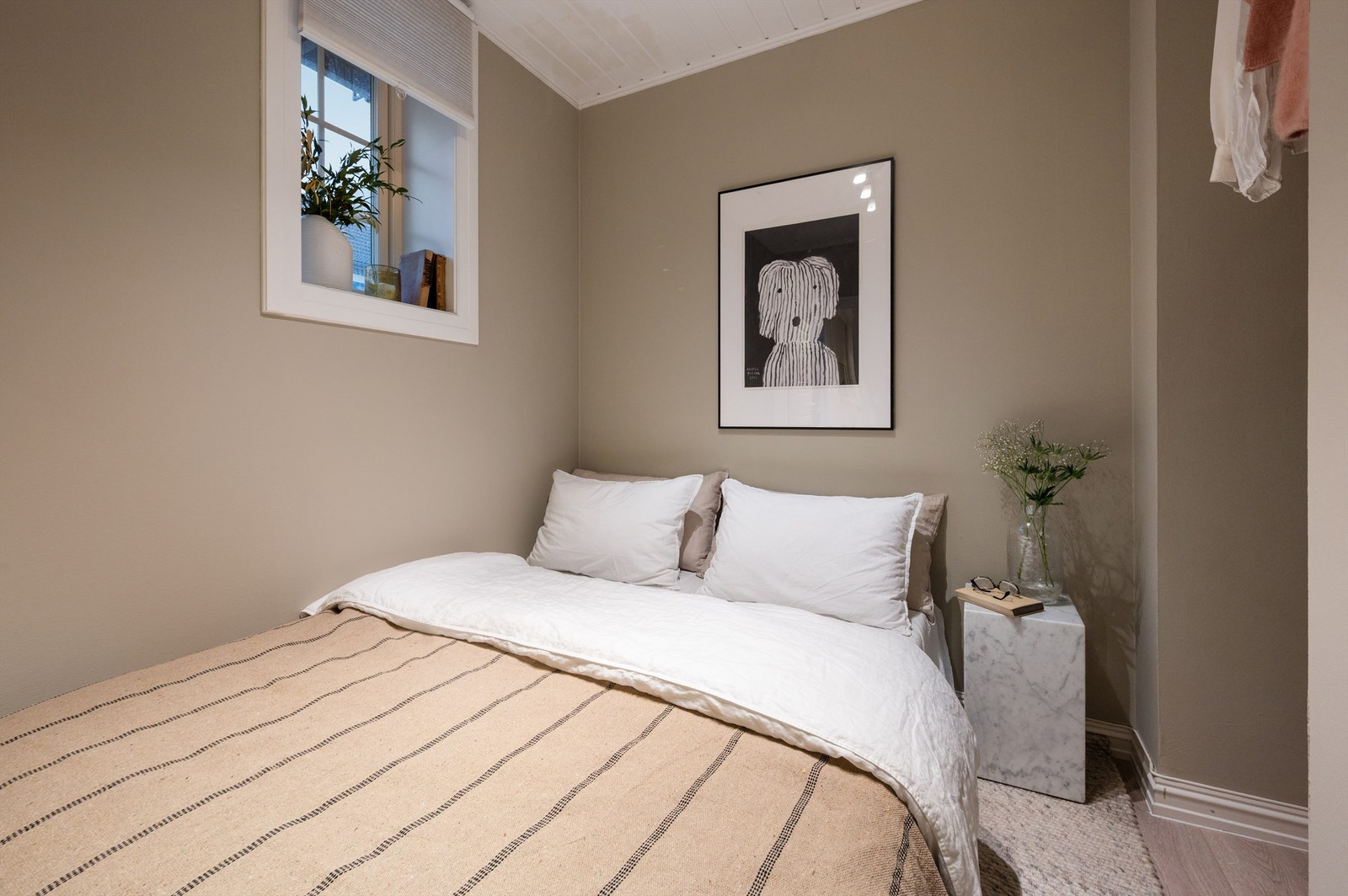 Soverommet er av god størrelse og er delikat innredet med plass til dobbeltseng og nattbord Galleribilde