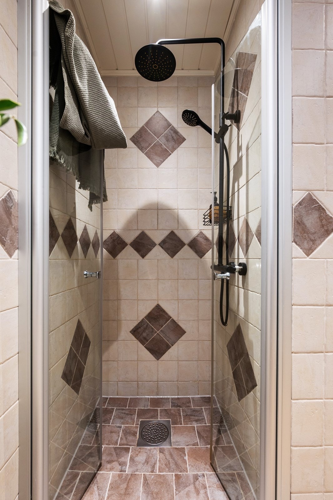 Dusjsett med rainhower i sort utførelse Galleribilde