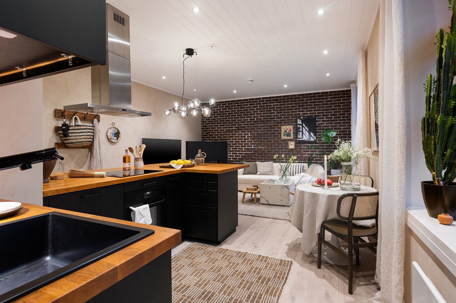 Enstavs laminat på gulv og det er montert downlights i himling som sørger for gode lysforhold som enkelt kan settes etter ønsket stemning Galleribilde