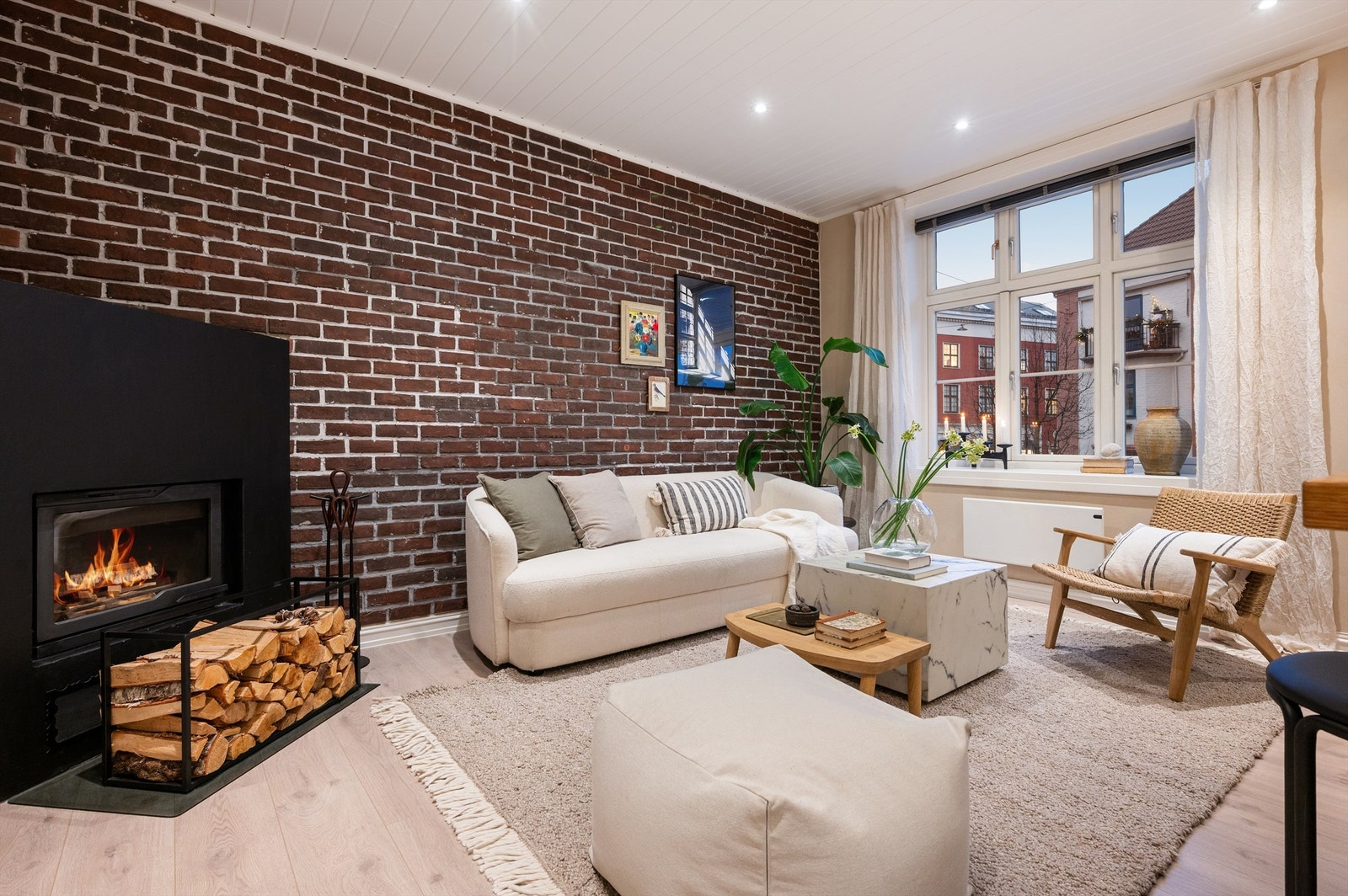 Med beliggenhet i byggets andre etasje, oppleves leiligheten som usjenert Galleribilde