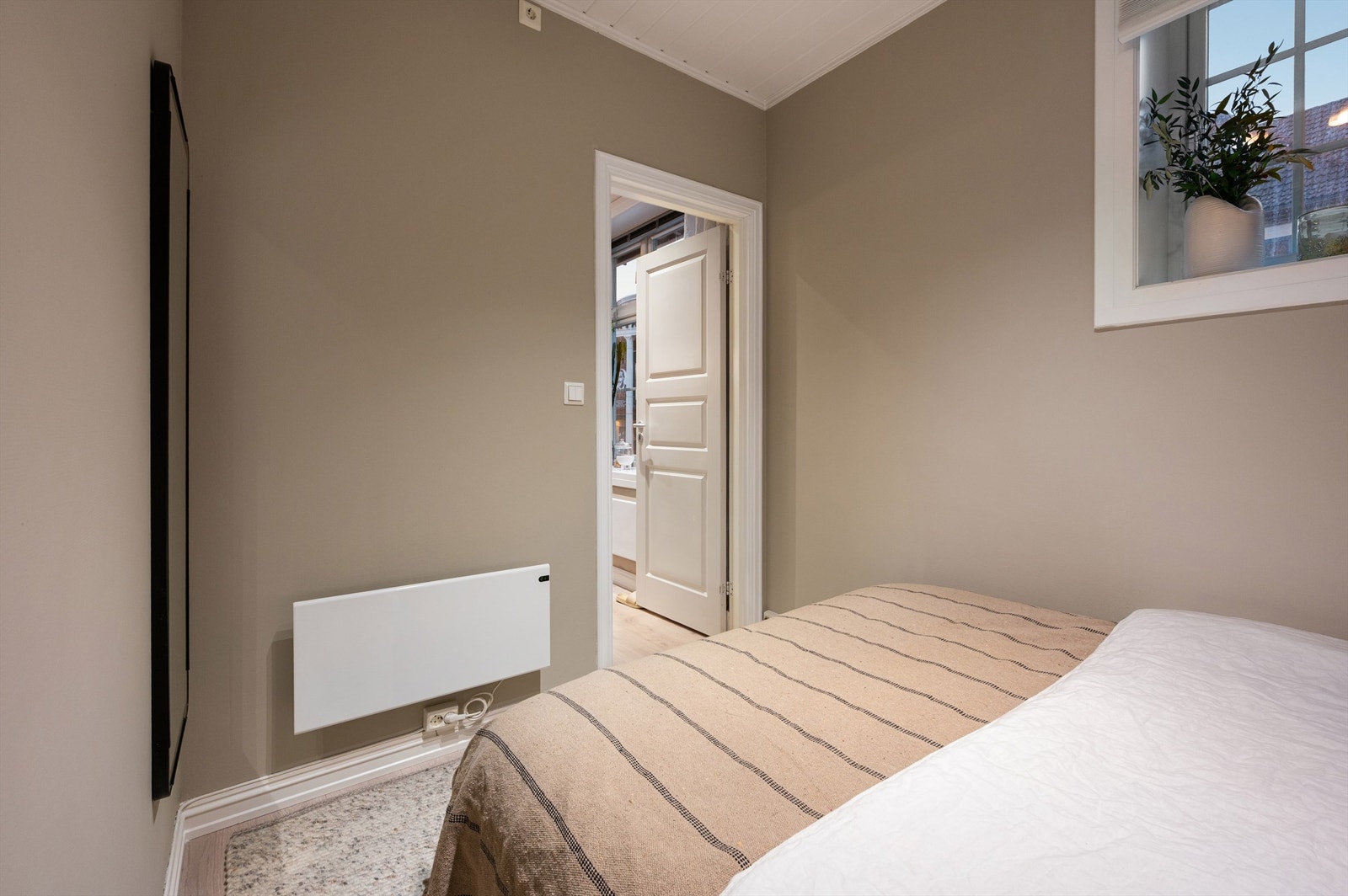 Vinduet er plassert høyt oppe, som sørger for at det ikke er noe innsyn til soverommet Galleribilde