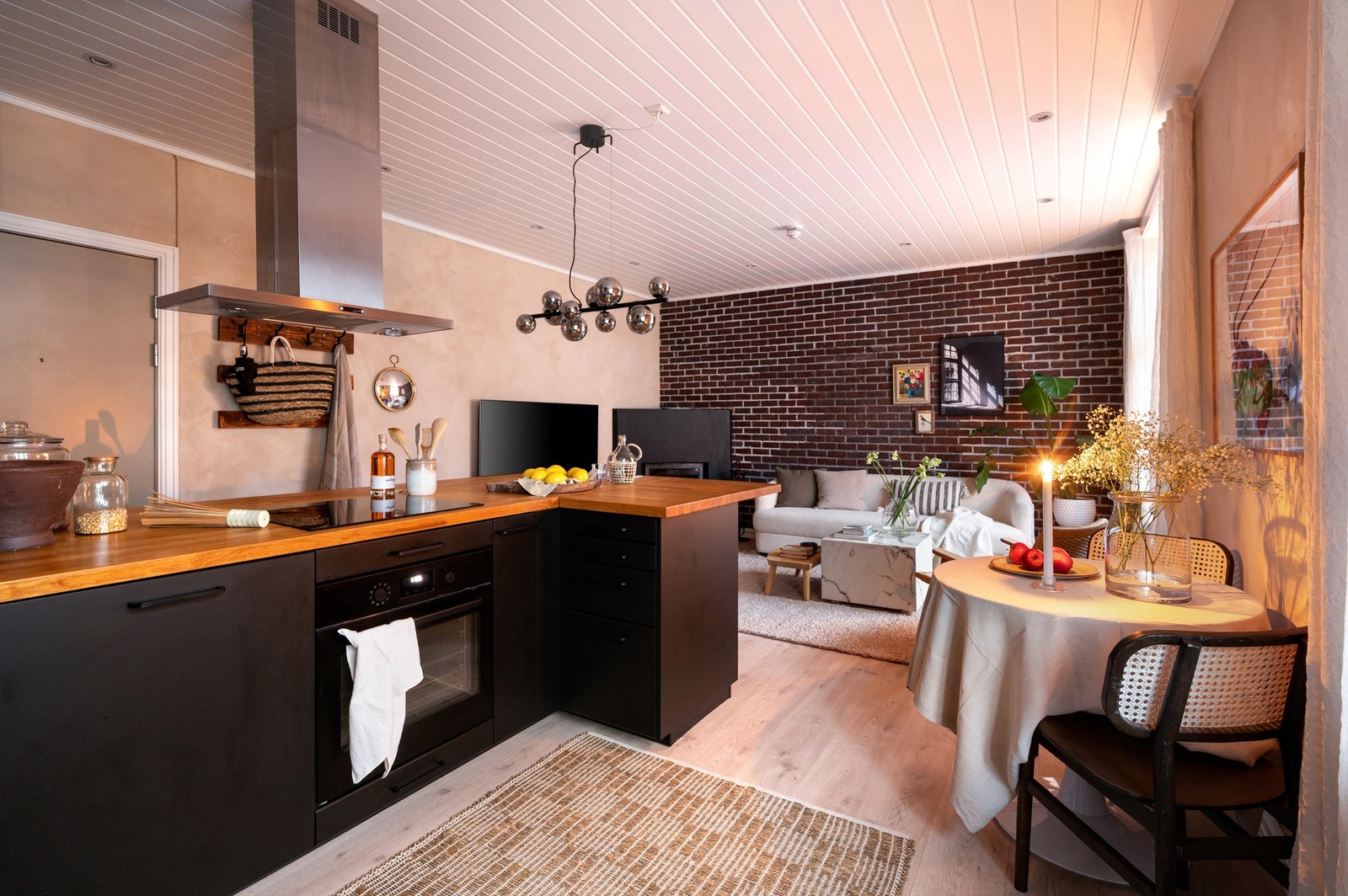 Sømløst integrerte hvitevarer som stekeovn, induksjon koketopp med kullfilterventilator og oppvaskmaskin Galleribilde