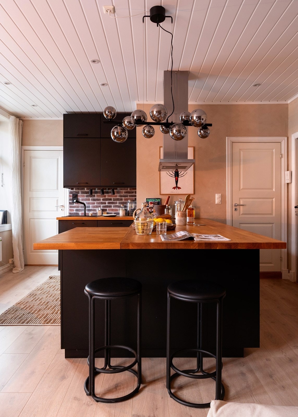 Leiligheten har et flott kjøkken med delikat kjøkkeninnredning fra 2020 Galleribilde