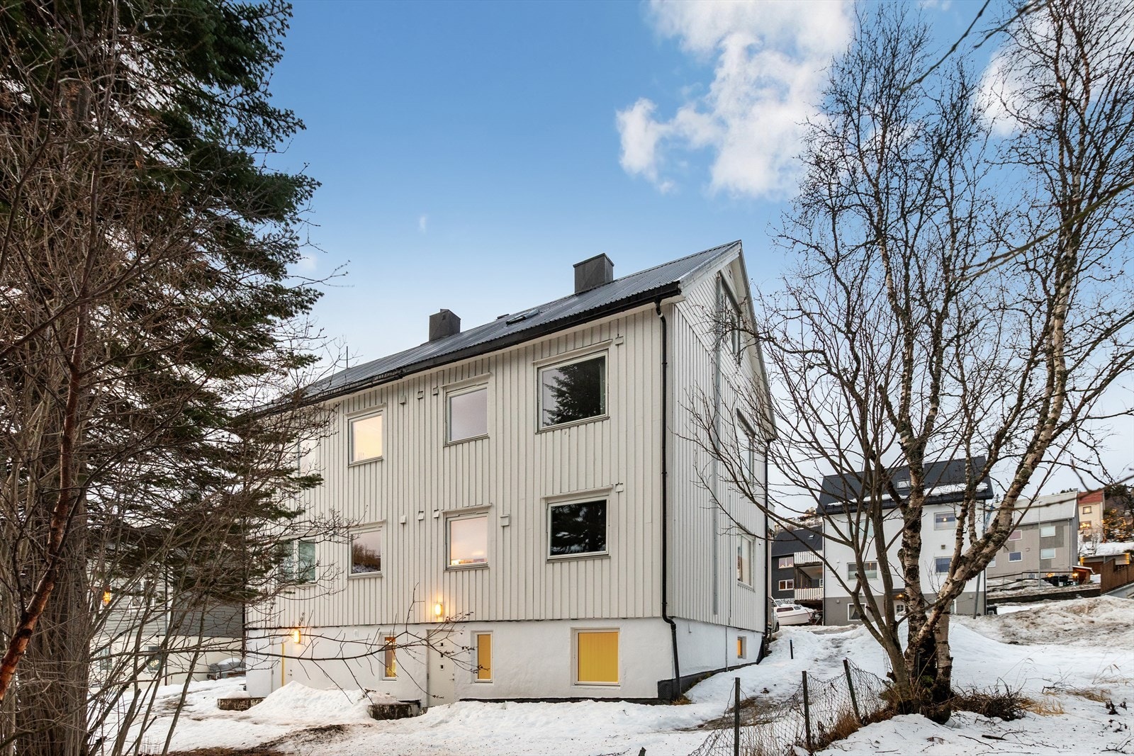 Fasaden er godt vedlikeholdt med stående panel og nyere vinduer fra 2019. Galleribilde