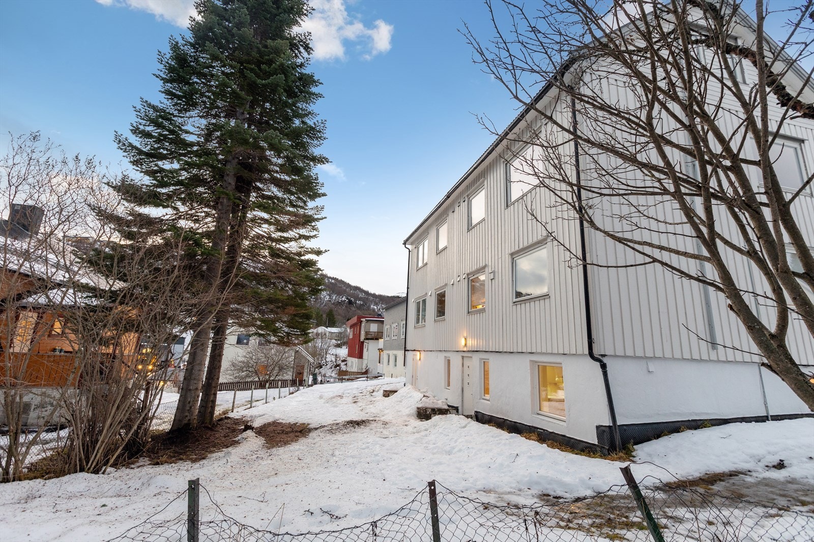 Eiendom i et etablert boligområde på Seljestad, sør for Harstad sentrum. Galleribilde