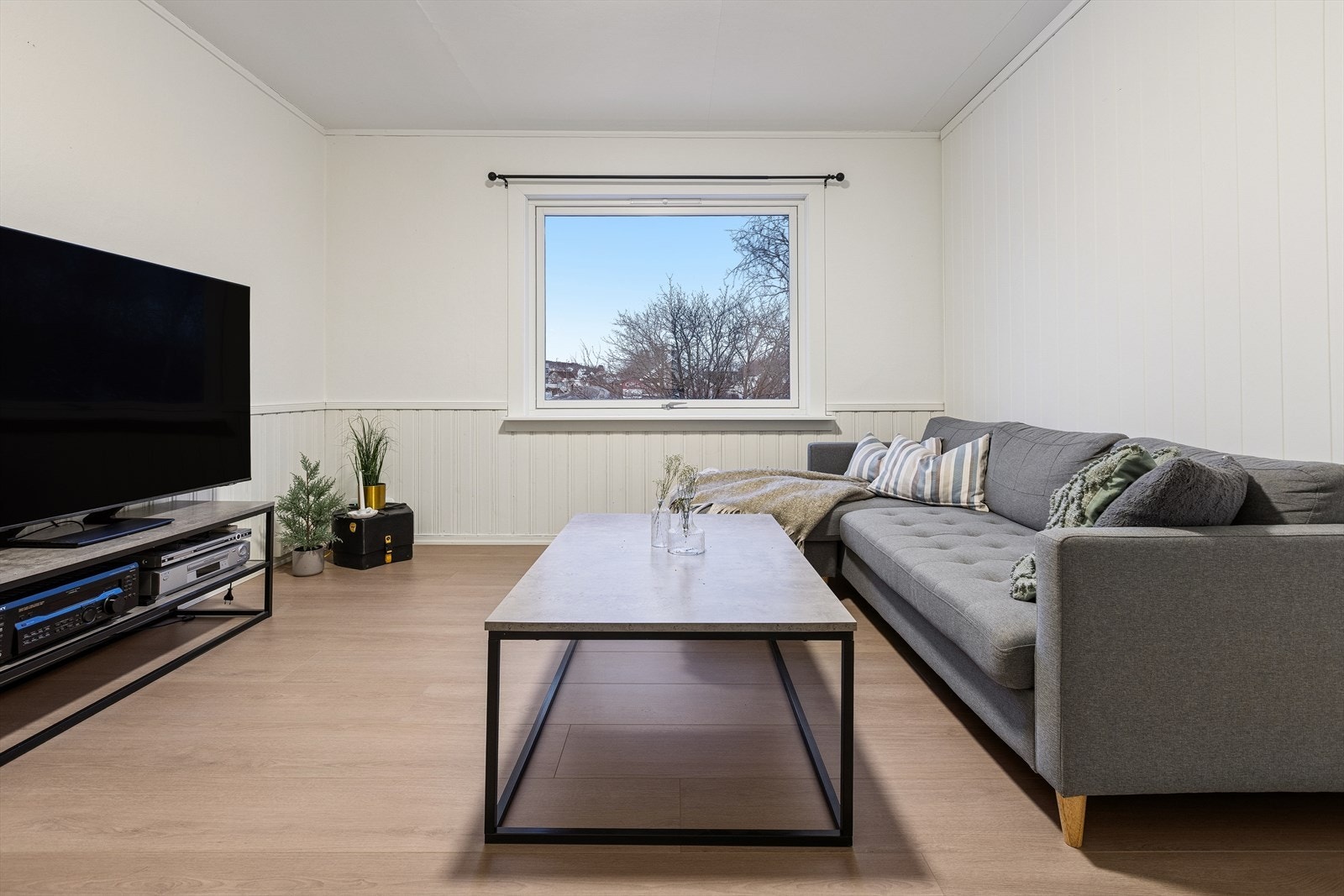 Stort vindu som gir godt med naturlig lys og pen utsikt mot nærområdet. Galleribilde