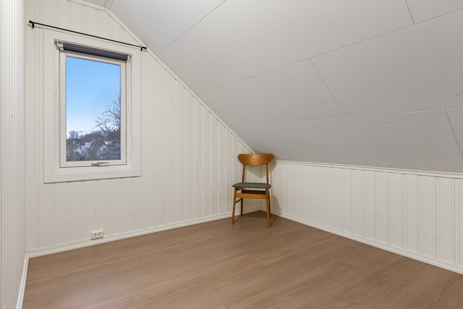 Soverom med skråtak klart for innredning etter eget ønske og behov. Galleribilde