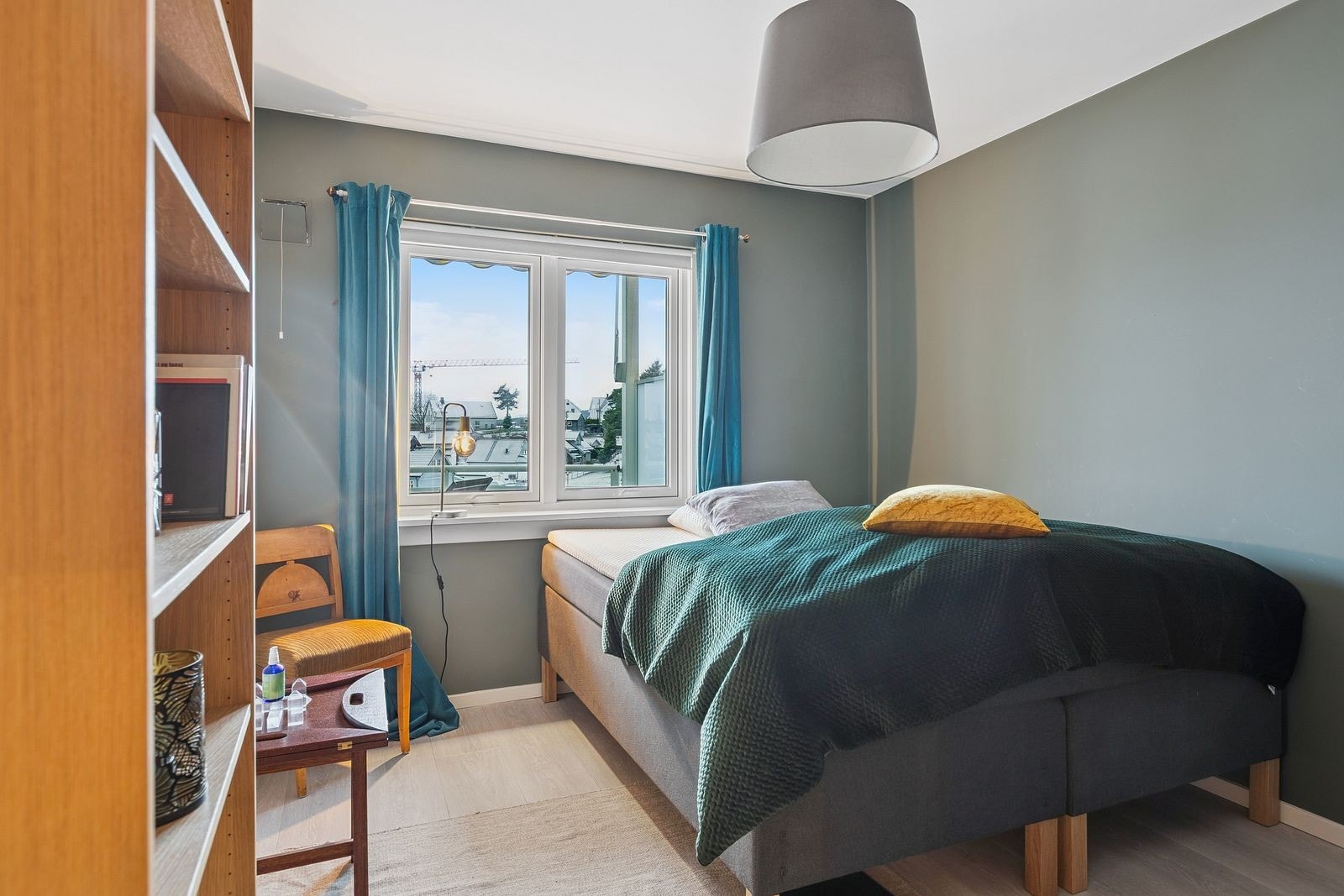 Hovedsoverommet fremstår som lyst og romslig. Skyvedørsgarderobe medfølger Galleribilde