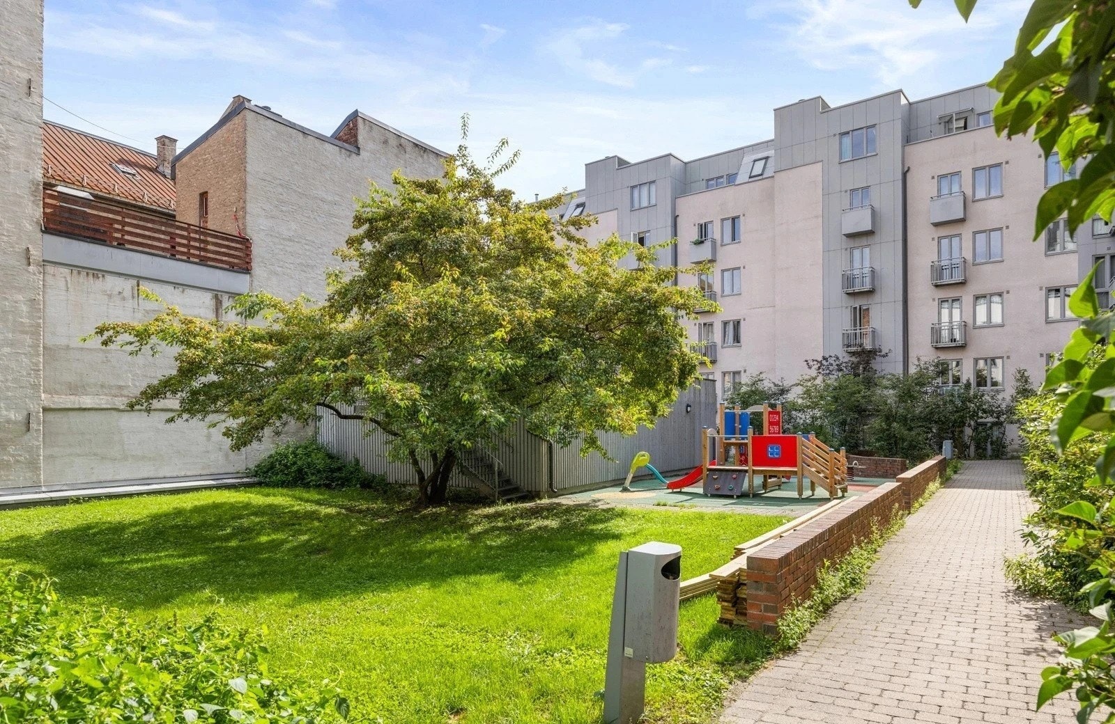 Hyggelig bakgård med grøntarealer og lekeplass Galleribilde