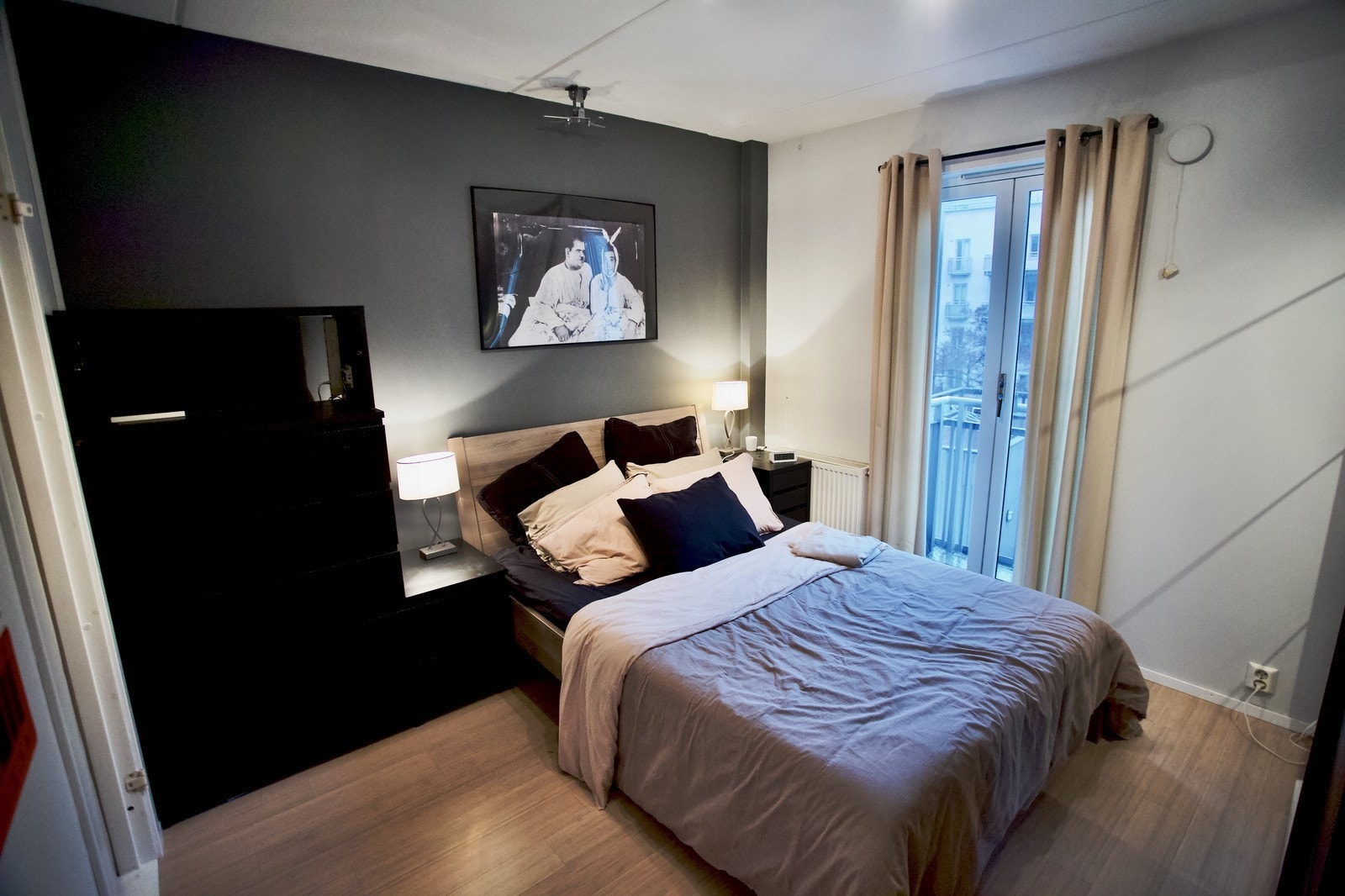 Stort soverom med fransk balkong. Galleribilde