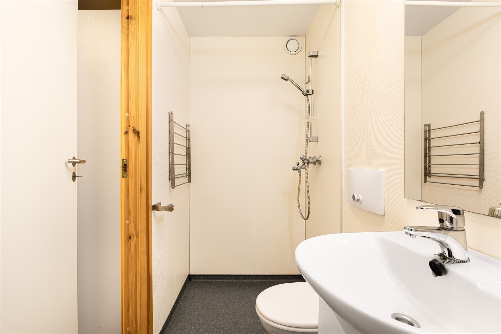 Bad med enkel innredning Galleribilde