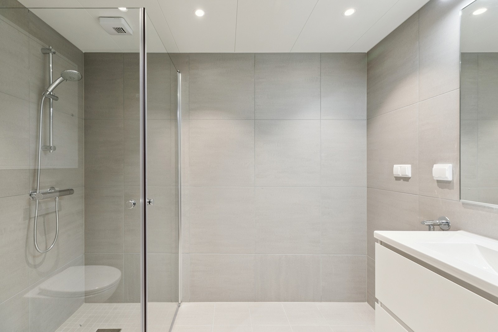 Moderne bad, opplegg for vaskemaskin Galleribilde