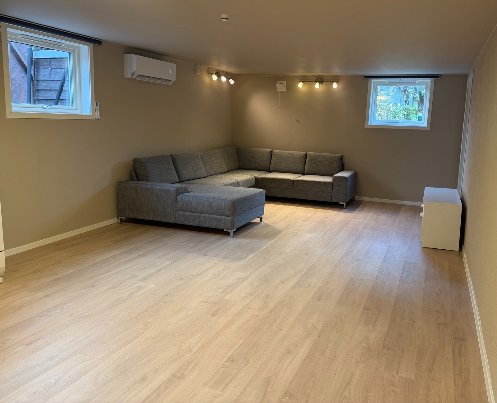 Stor og flott stue med god takhøyde. Her har man plass til spisebord. Galleribilde