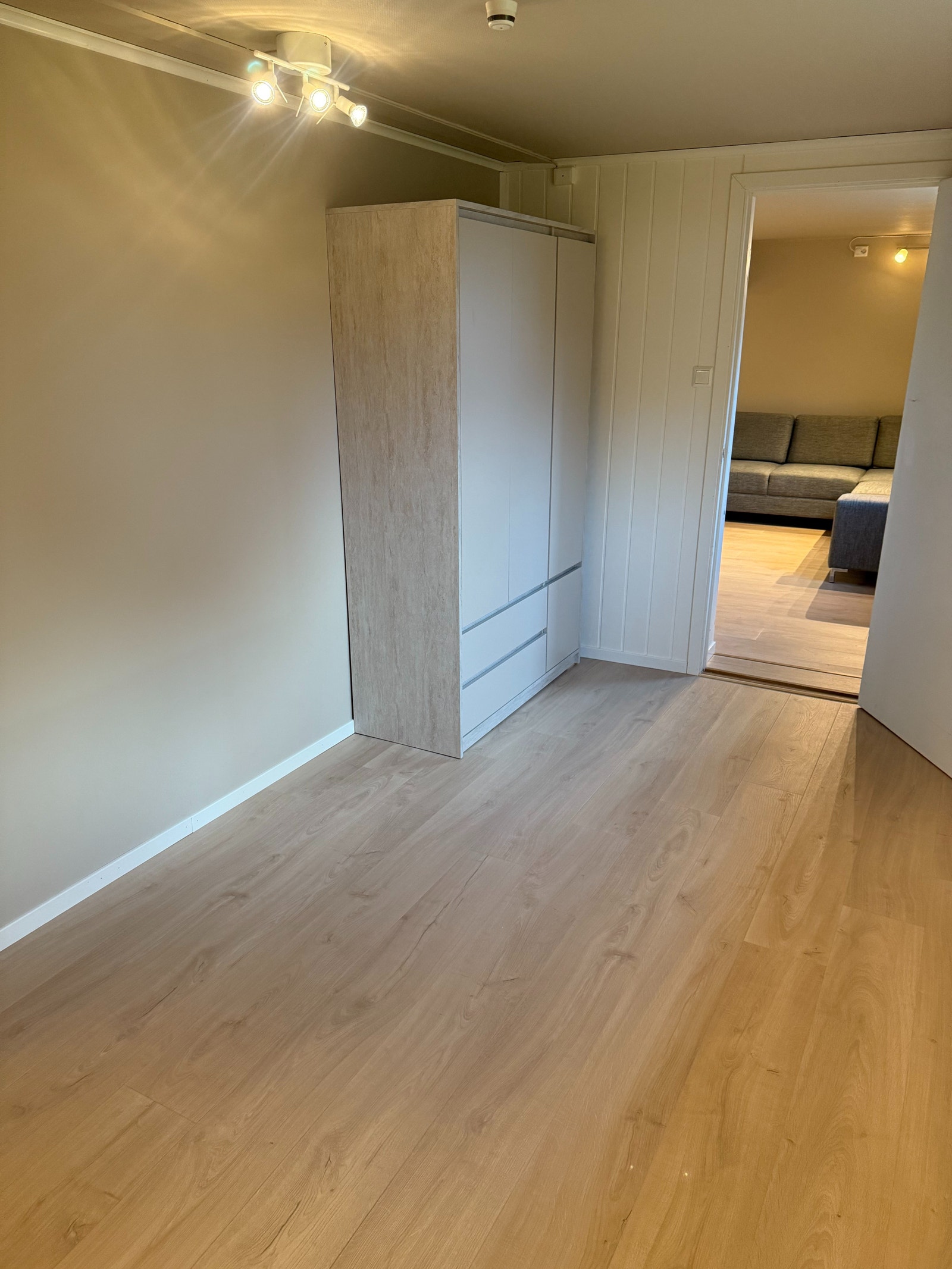 Soverom med nytt og romslig garderobeskap Galleribilde